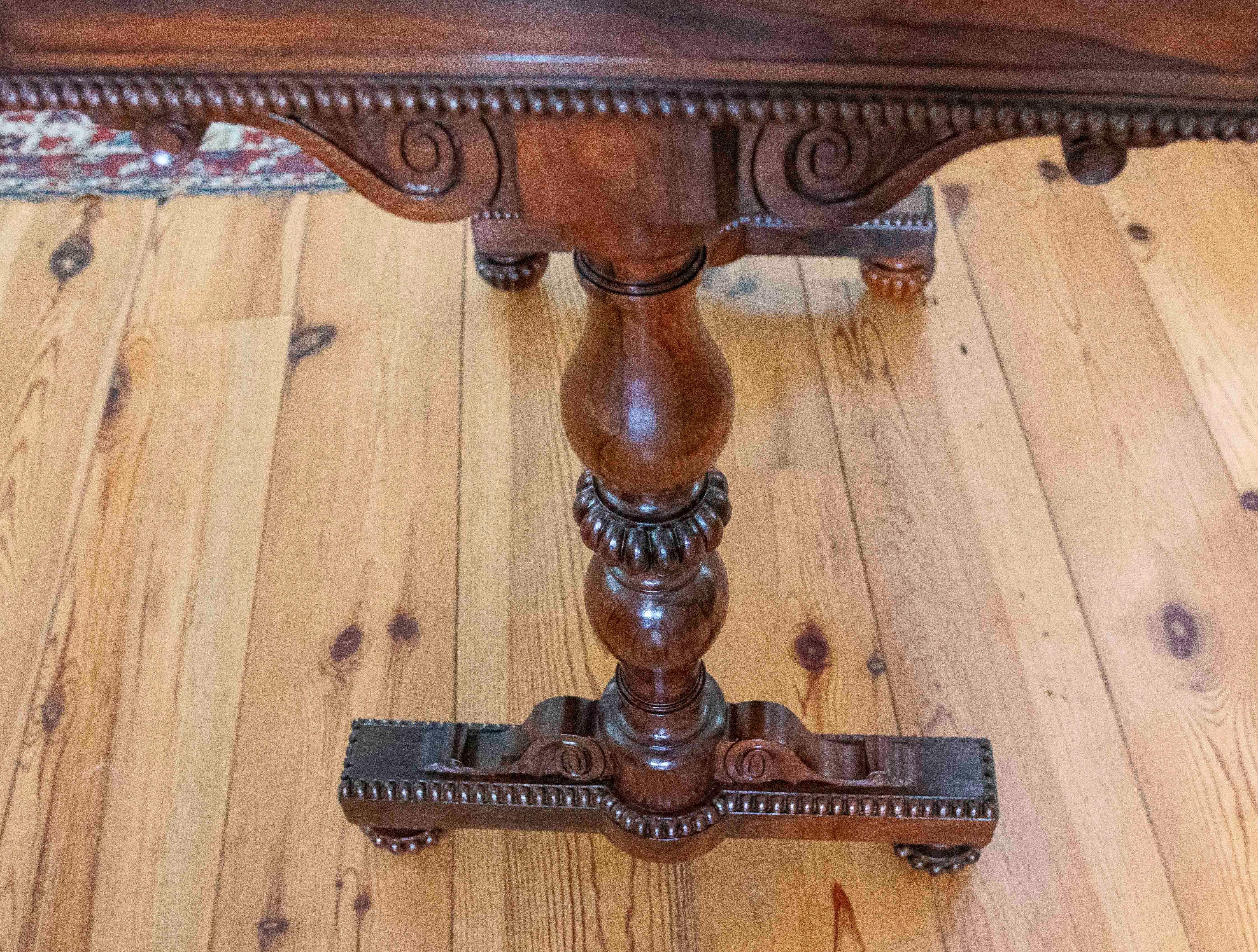 Mesa del siglo XIX de caoba y palo santo con tablero de Pietre Dure en venta 9