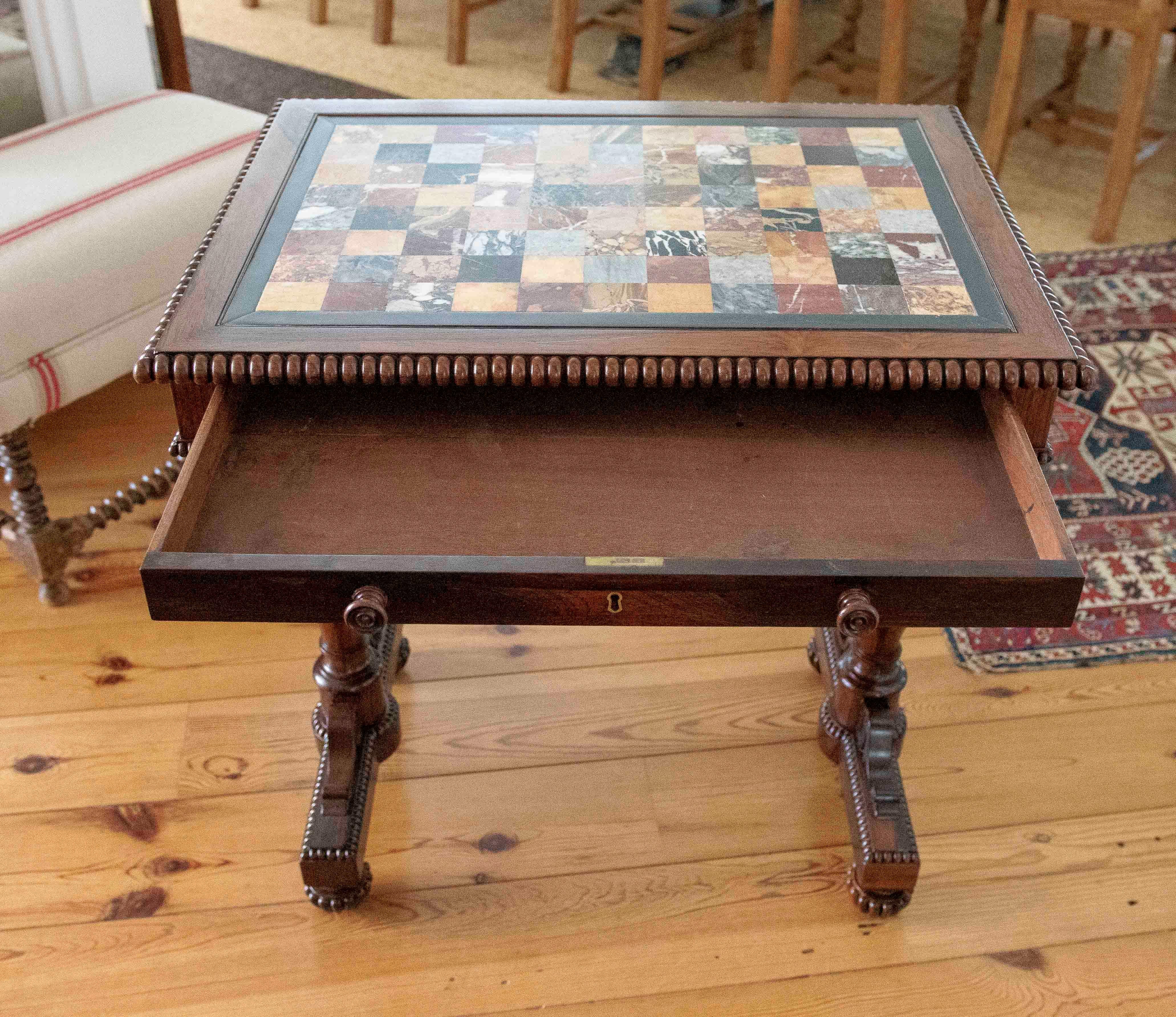 Mesa del siglo XIX de caoba y palo santo con tablero de Pietre Dure en venta 10
