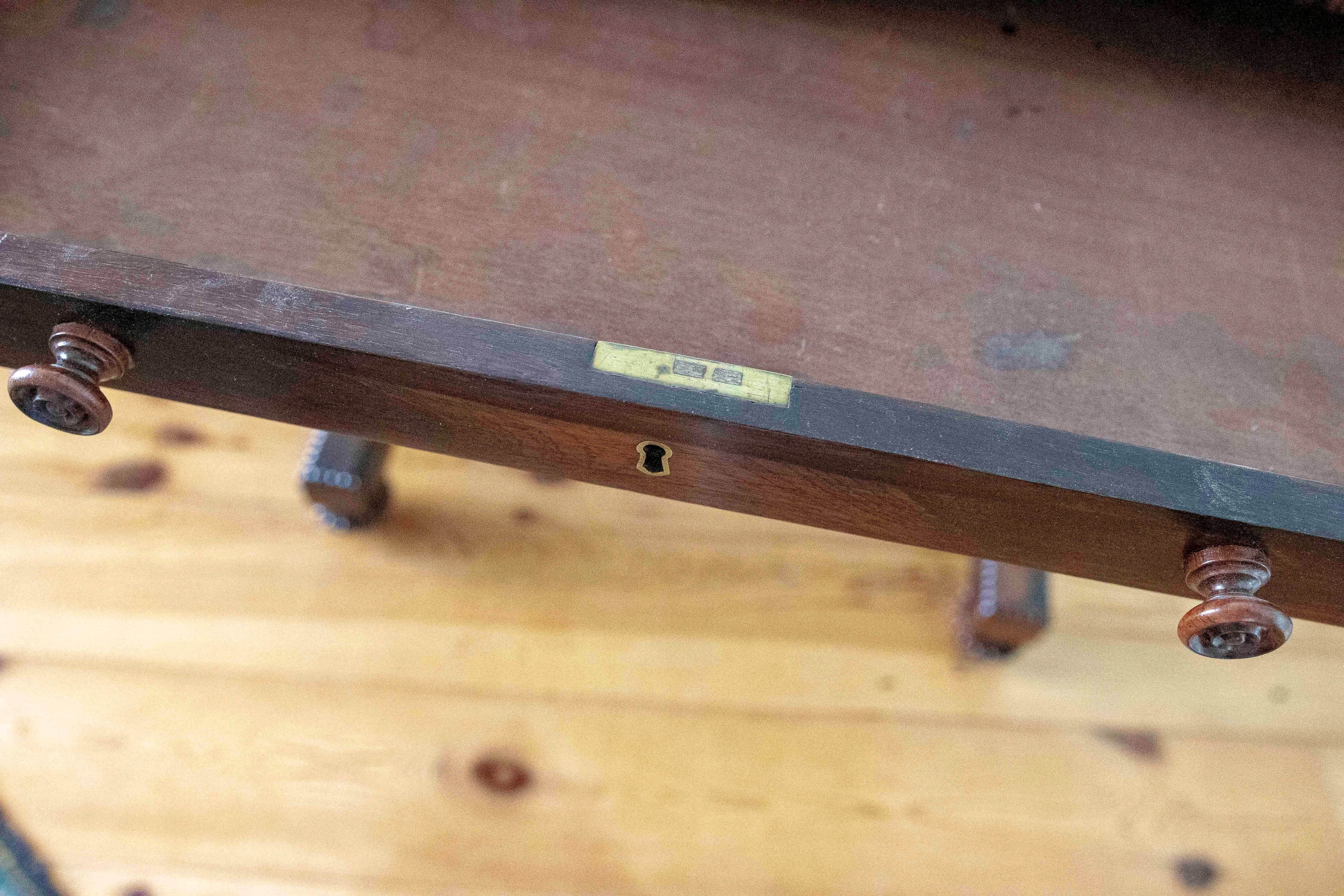 Mesa del siglo XIX de caoba y palo santo con tablero de Pietre Dure en venta 11