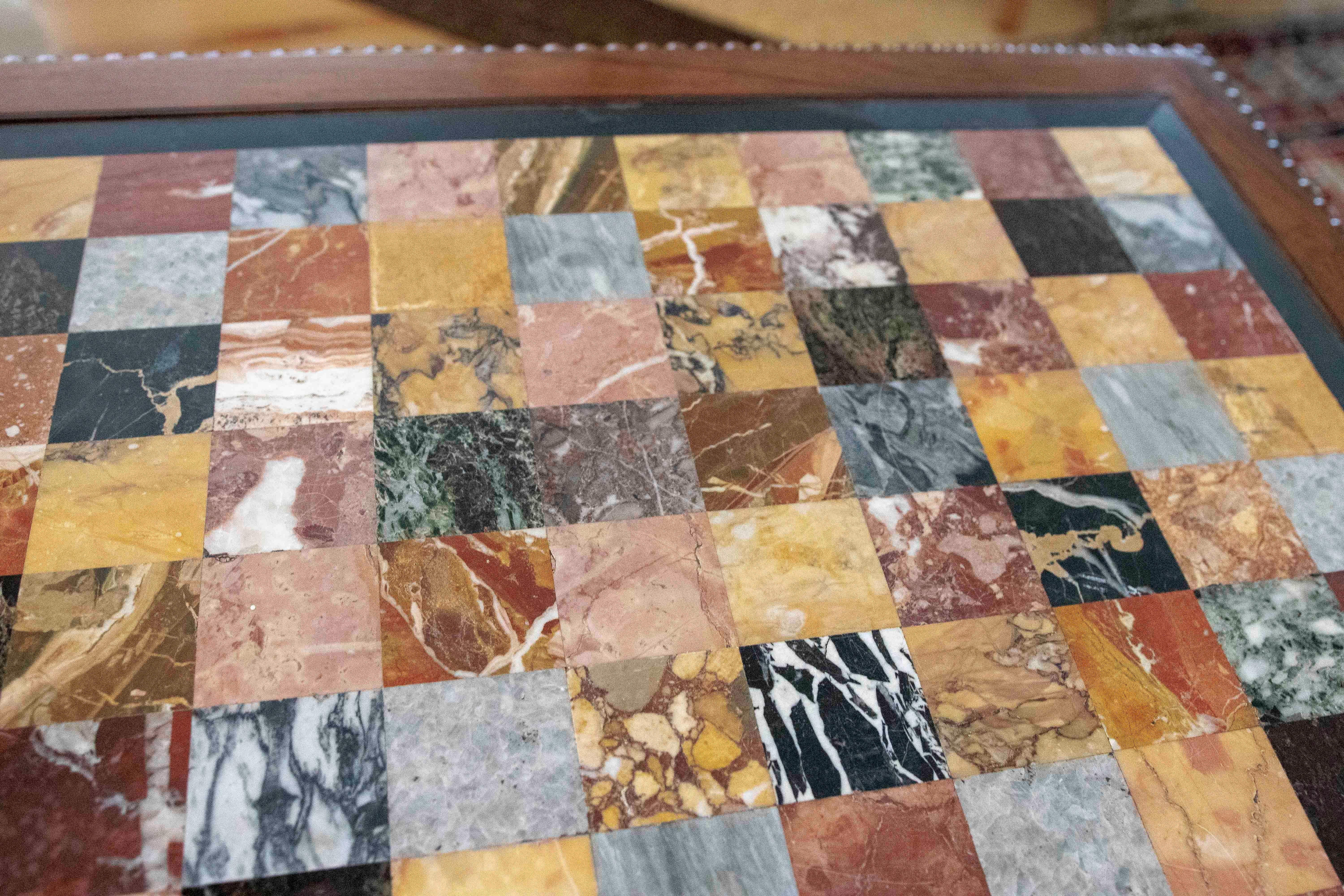 Mesa del siglo XIX de caoba y palo santo con tablero de Pietre Dure en venta 12