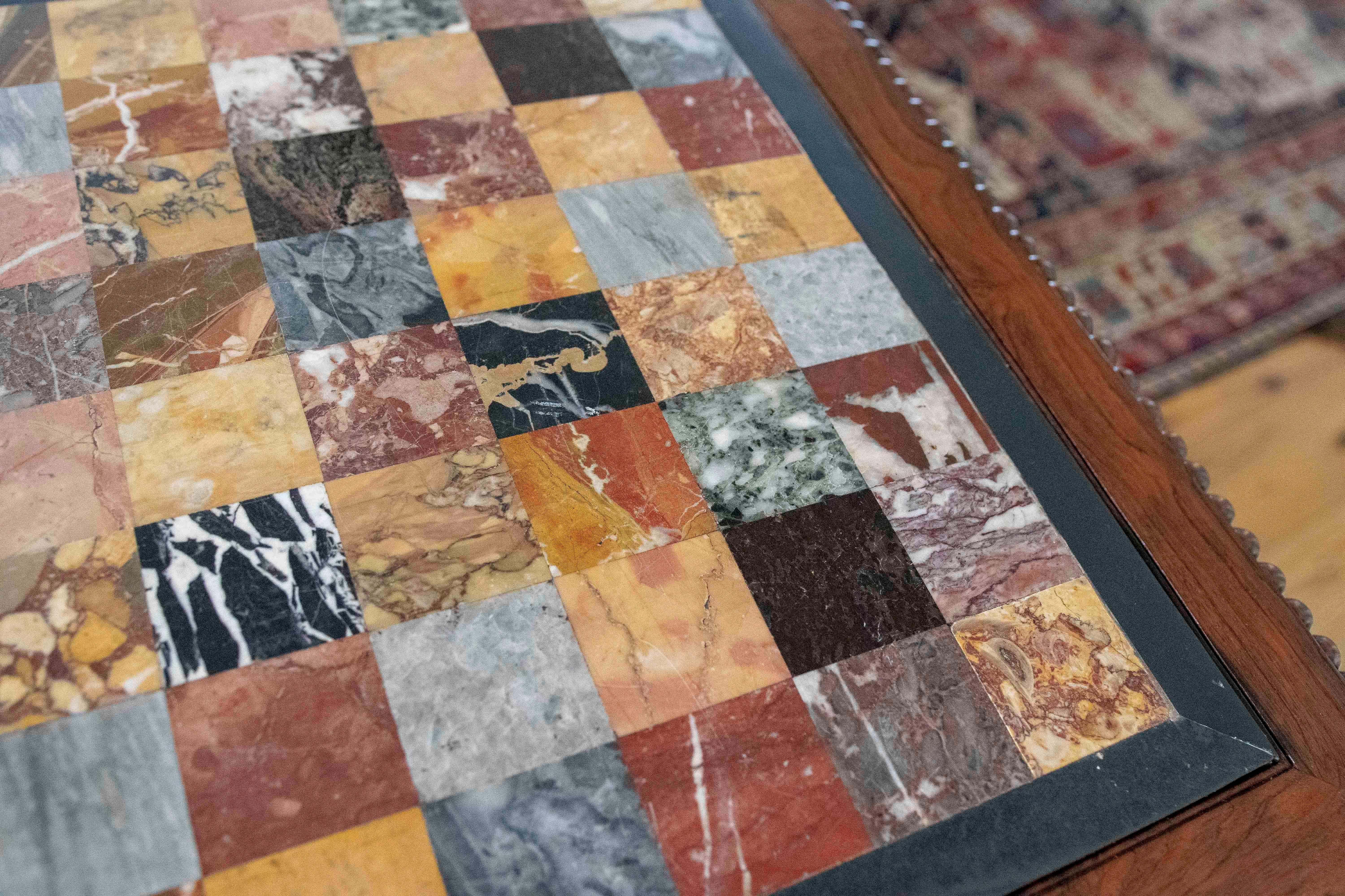 Mesa del siglo XIX de caoba y palo santo con tablero de Pietre Dure en venta 13