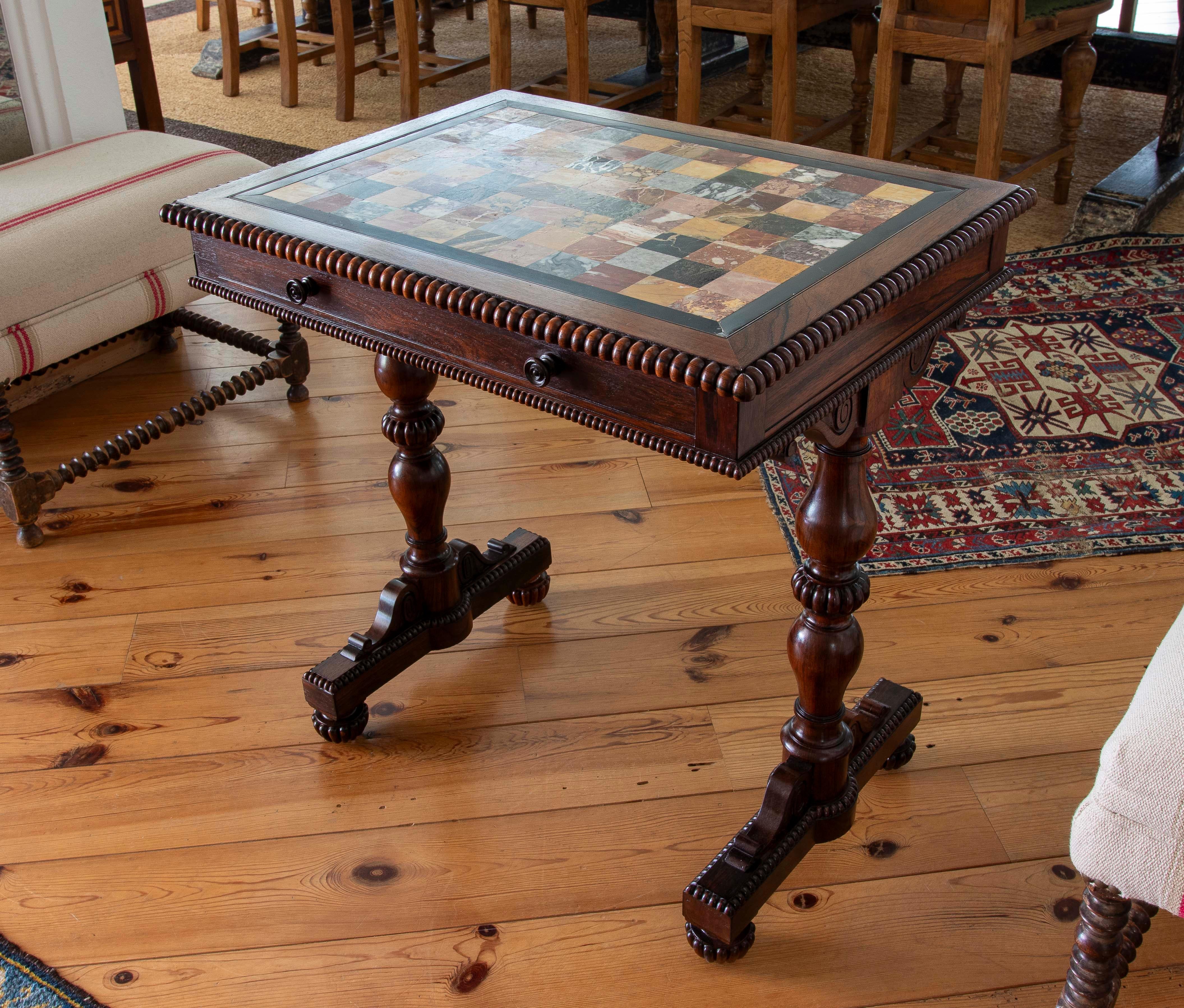 Mesa del siglo XIX de caoba y palo santo con tablero de Pietre Dure Español en venta