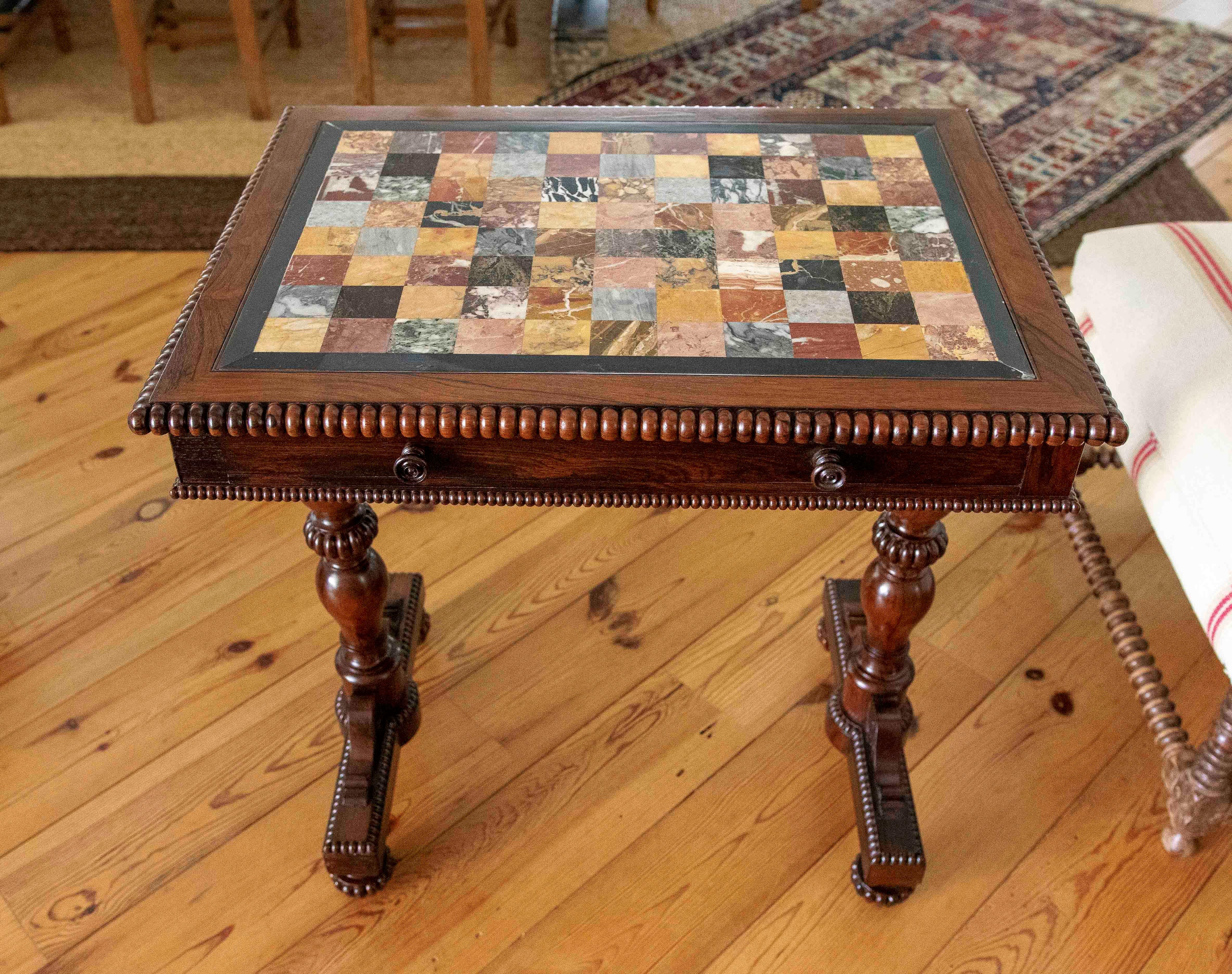 Mesa del siglo XIX de caoba y palo santo con tablero de Pietre Dure en Bueno estado para la venta en Marbella, ES