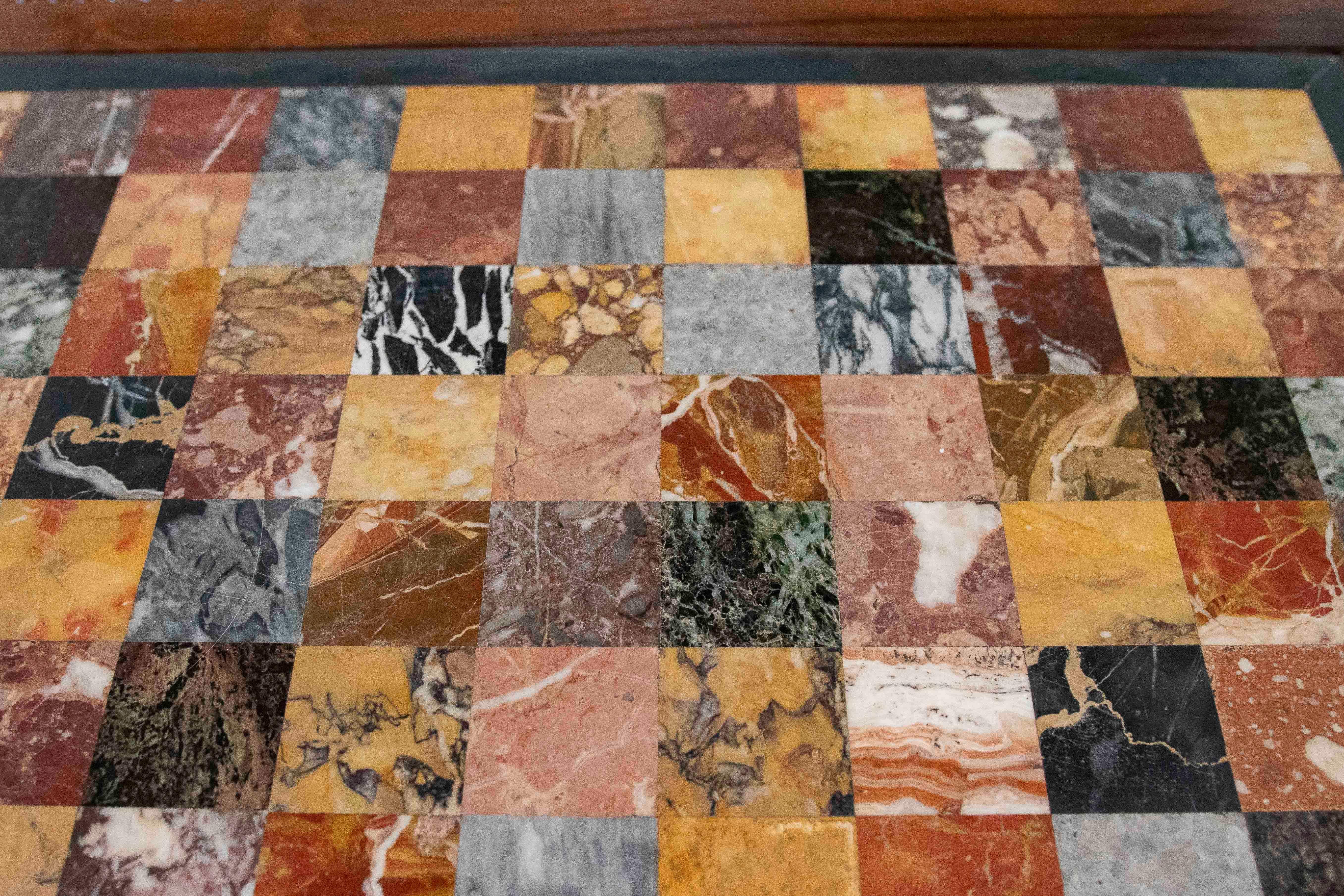 Mesa del siglo XIX de caoba y palo santo con tablero de Pietre Dure en venta 2