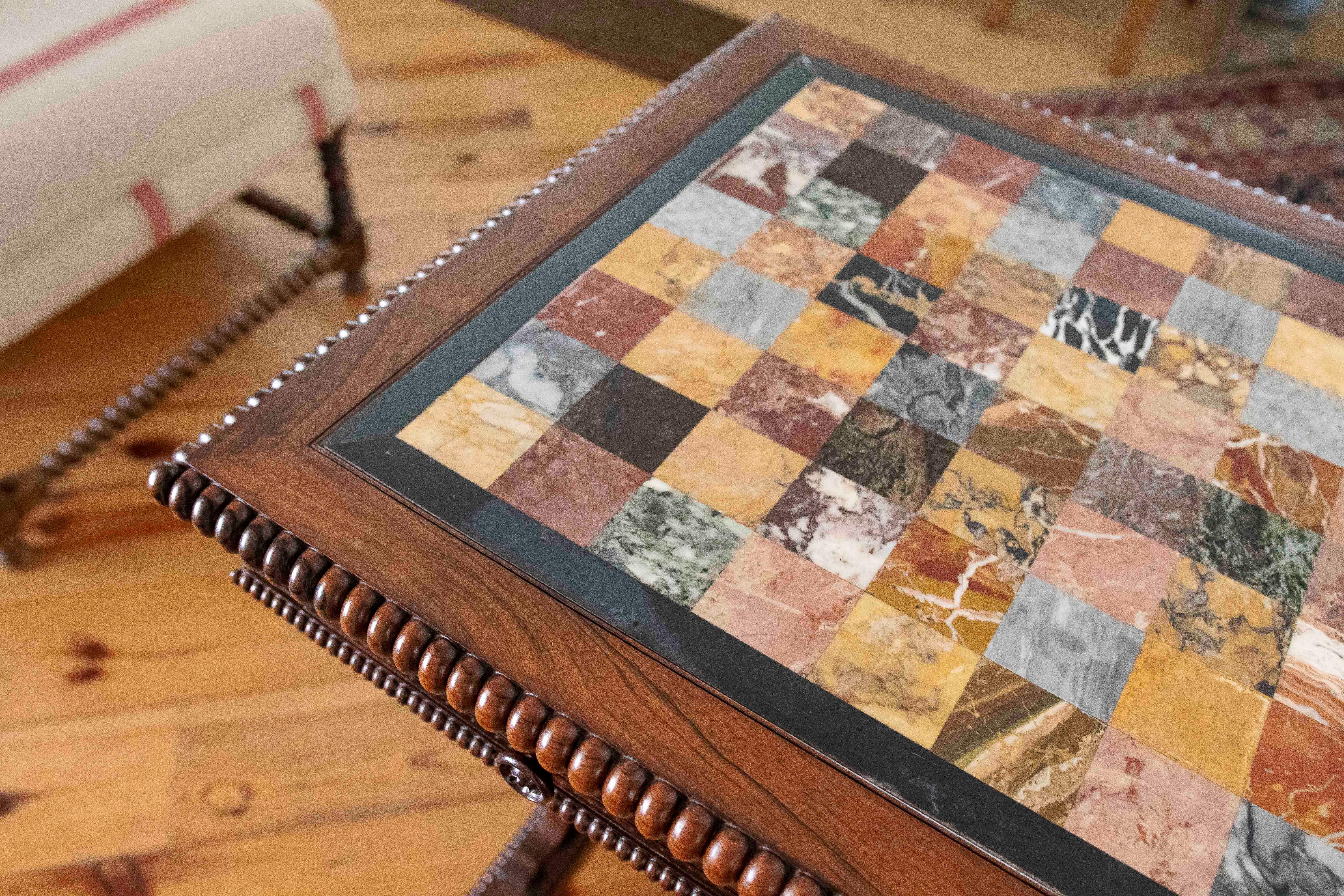 Mesa del siglo XIX de caoba y palo santo con tablero de Pietre Dure en venta 3