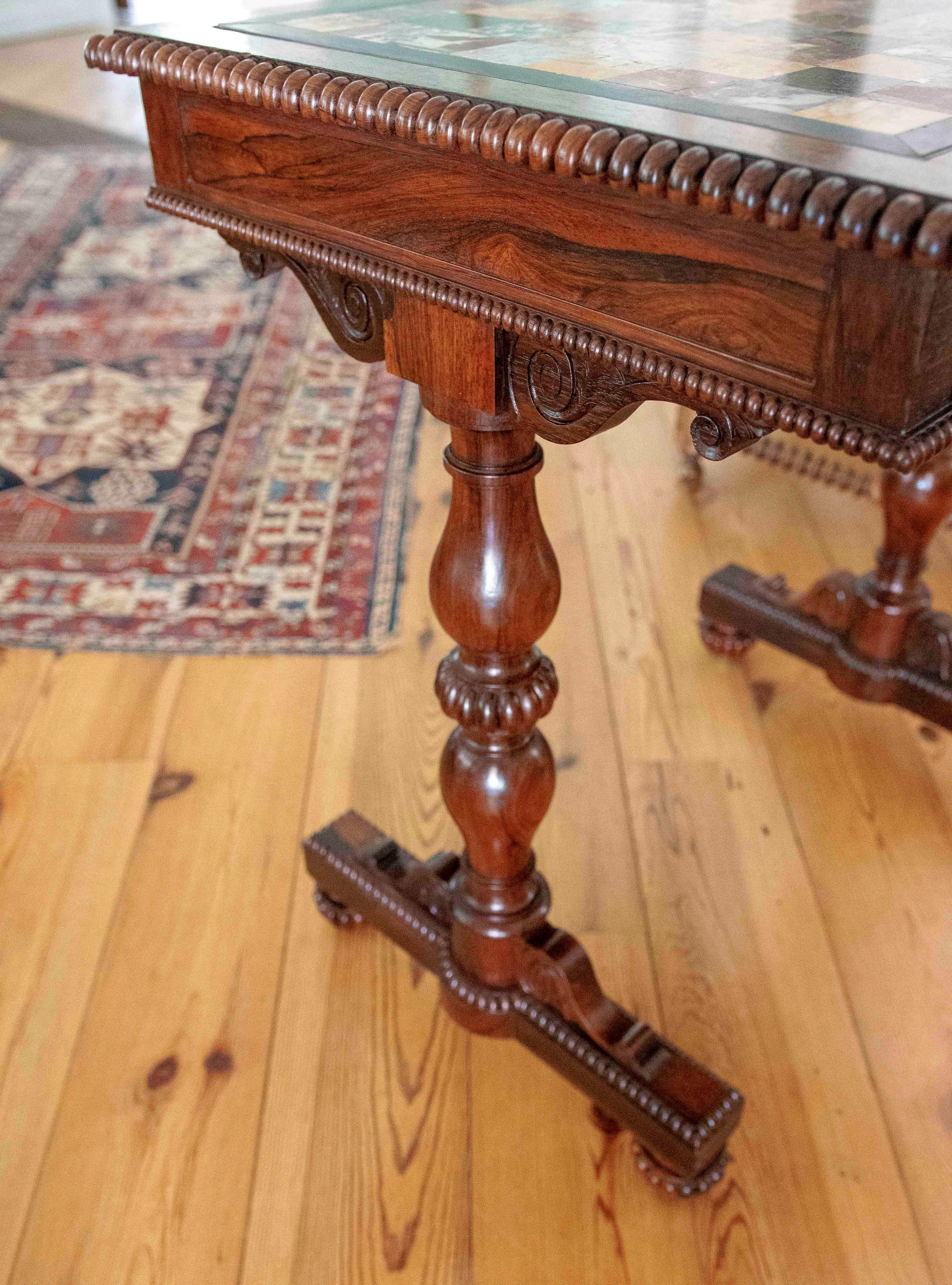Mesa del siglo XIX de caoba y palo santo con tablero de Pietre Dure en venta 5