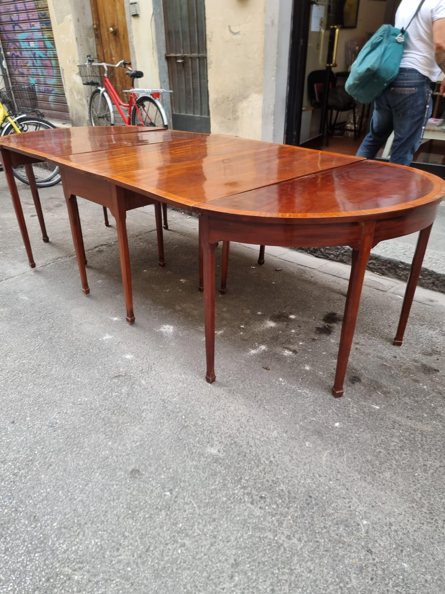 Beautiful large table, in mahogany feather, England, mid-19th century.

The table has truncated pyramid legs, with clear thread on the end of the top. It consists of two consoles and a table with flaps in the centre. Precisely for this
