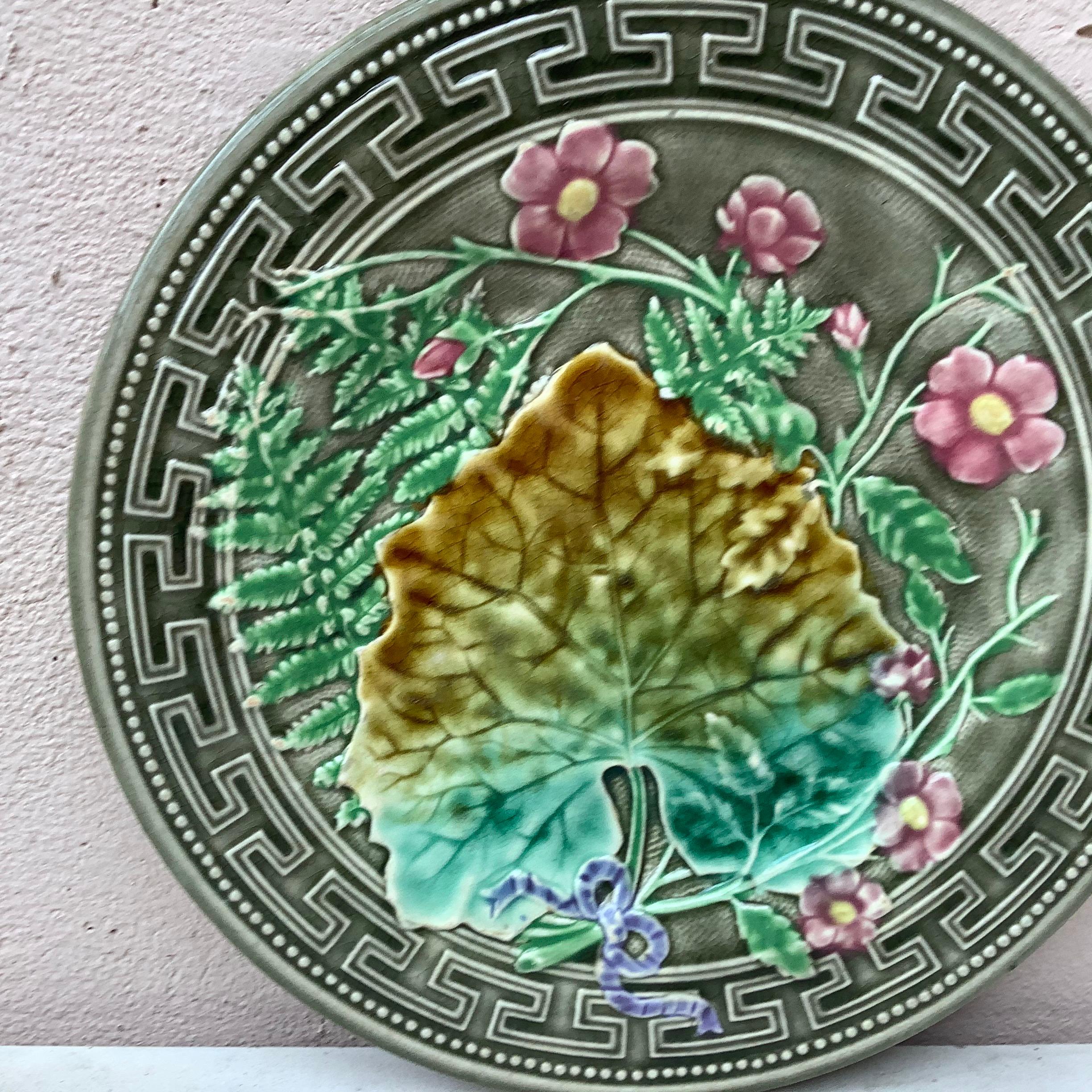 Majolica plate signed Choisy le roi, circa 1890.
Decorated with leaves, ferns, pink flowers and Greek border.