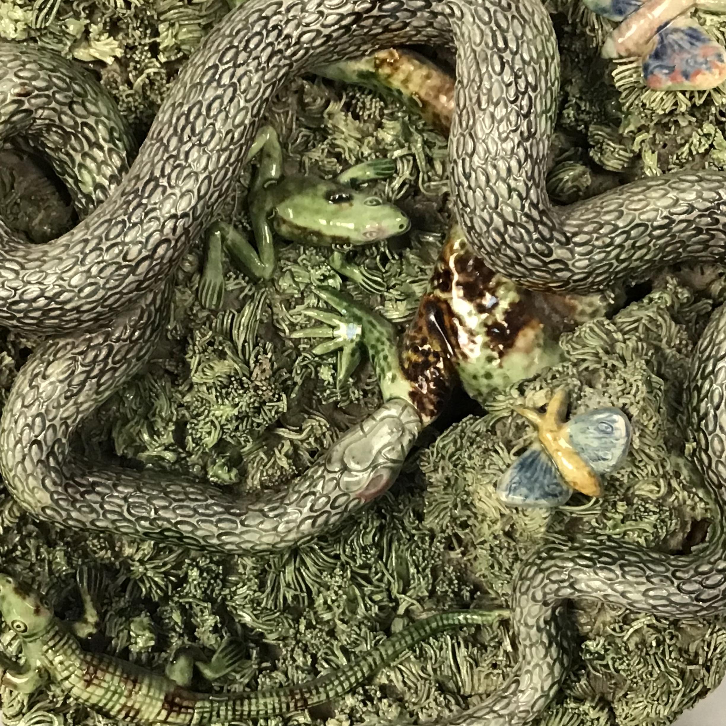 Assiette de style Palissy en majolique portugaise du 19e siècle avec un grand serpent cherchant dans une touffe de mousse, signée Jose Alves Cunha (Caldas da Rainha) avec serpent, ver, chenille, papillon, grenouille, crocodile. Marque imprimée au