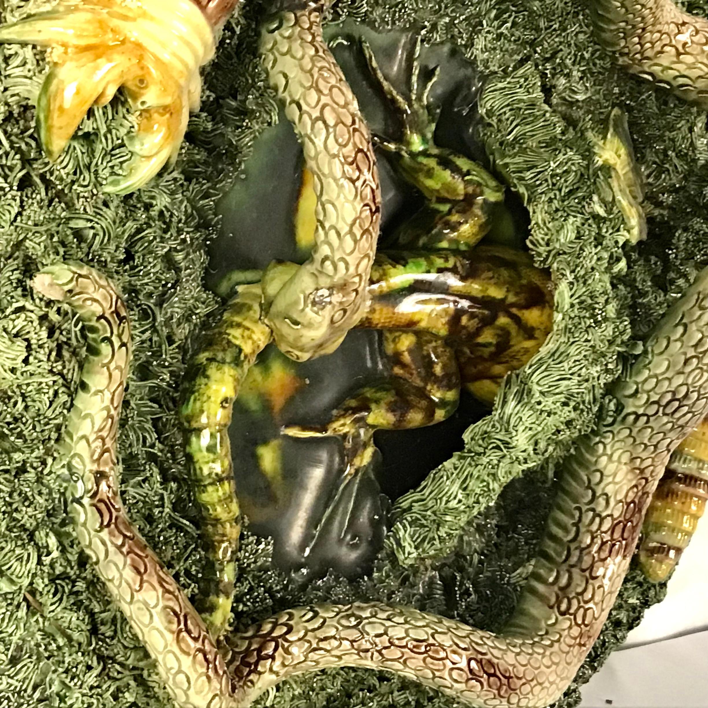 Assiette murale en majolique du 19ème siècle en forme de serpent de Palissy et de lézard de Jose Alves Cunha Bon état - En vente à Bradenton, FL