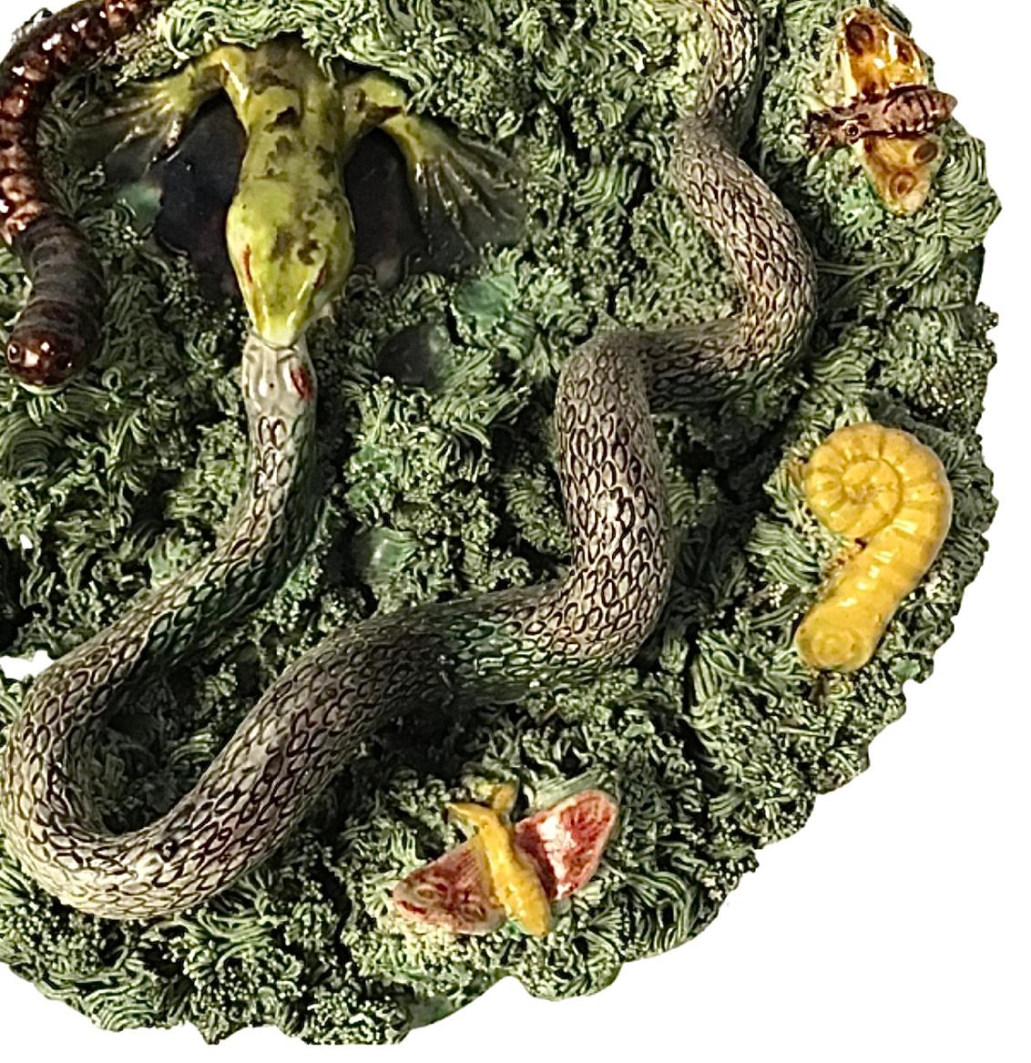 Poteries Assiette murale en majolique du 19ème siècle en forme de serpent de Palissy et de lézard de Jose Alves Cunha en vente