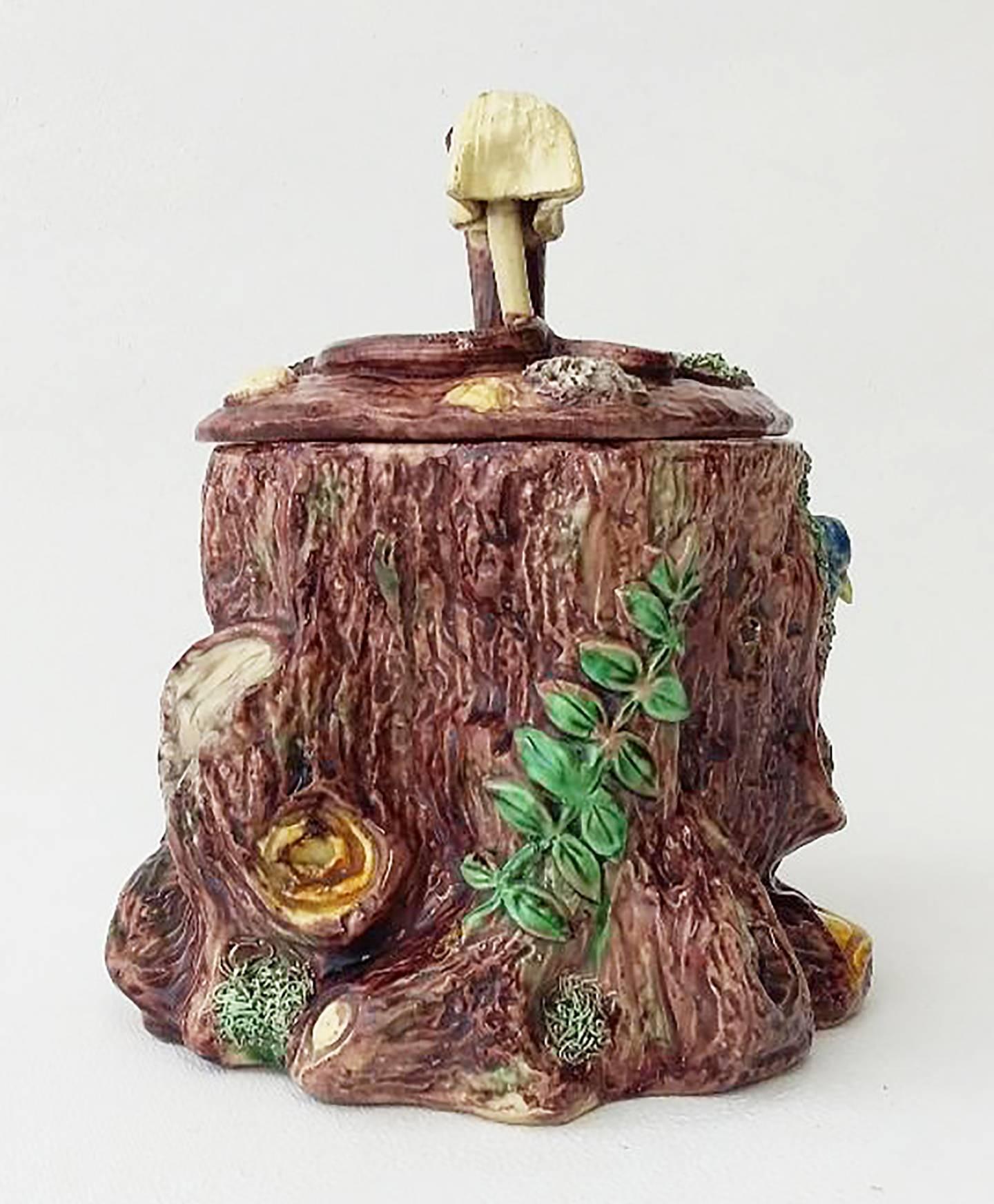 Grand pot à tabac en majolique de Palissy attribué à Thomas Sergent, vers 1880 non signé.
Mouvement naturaliste de la fin du 19e siècle.
La jarre a la forme d'un tronc avec un oiseau menacé par un serpent, la main du couvercle est un