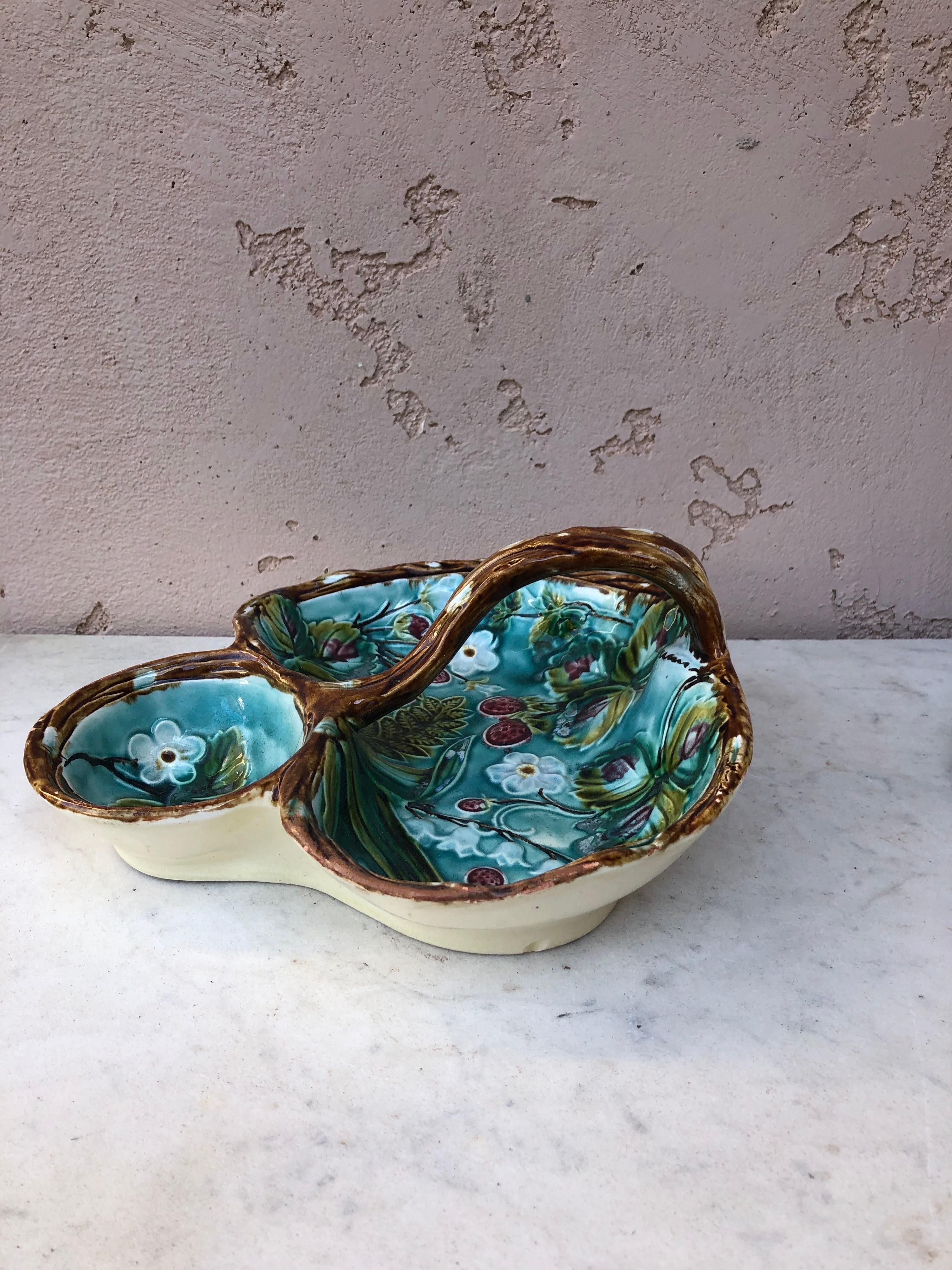 19th Majolica Strawberries Handled Platter In Good Condition For Sale In Austin, TX