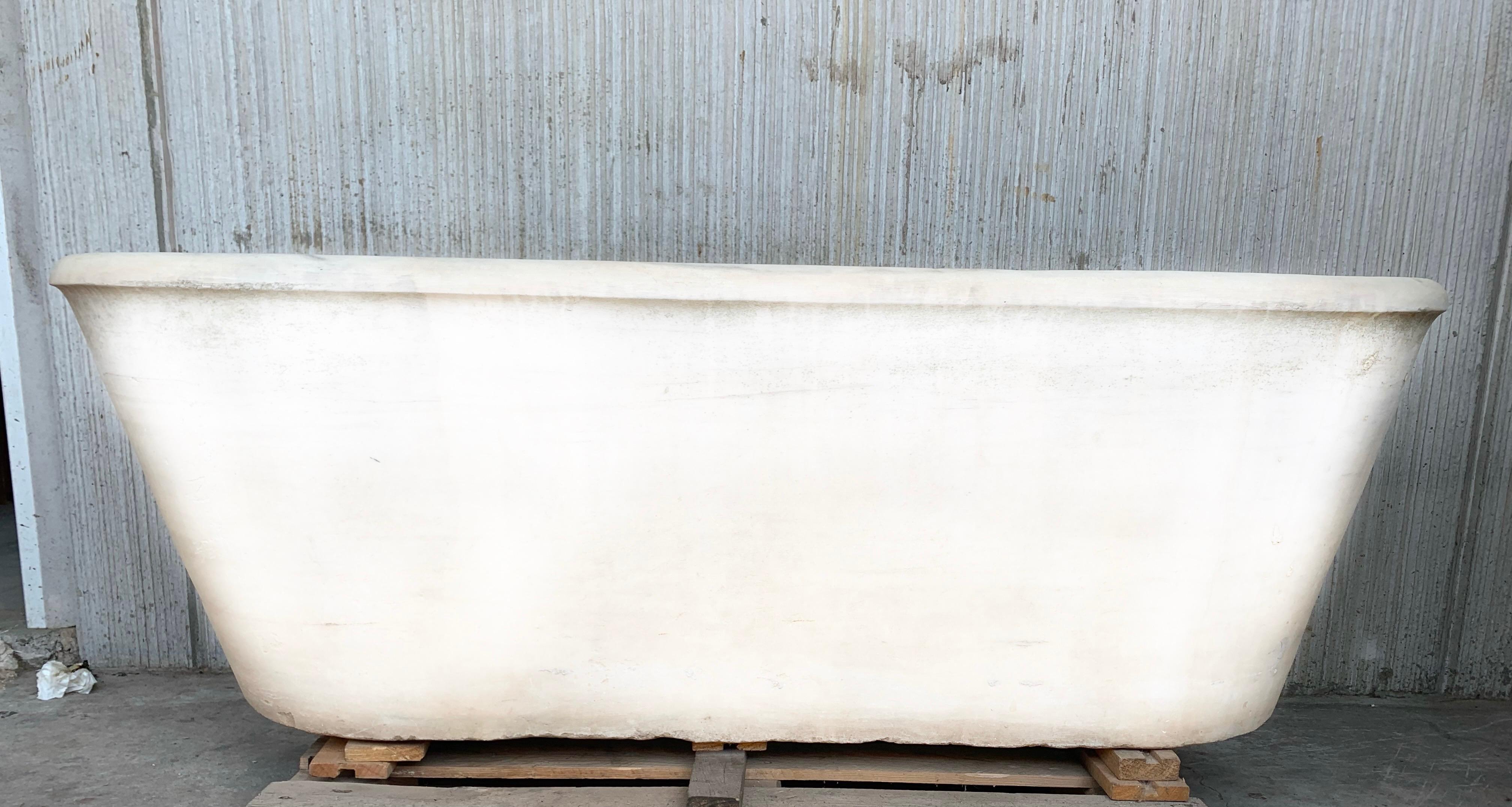 Antique Bathtub in carrara marble. Unique piece that you can see. 
We will clean the piece before to be shipped.