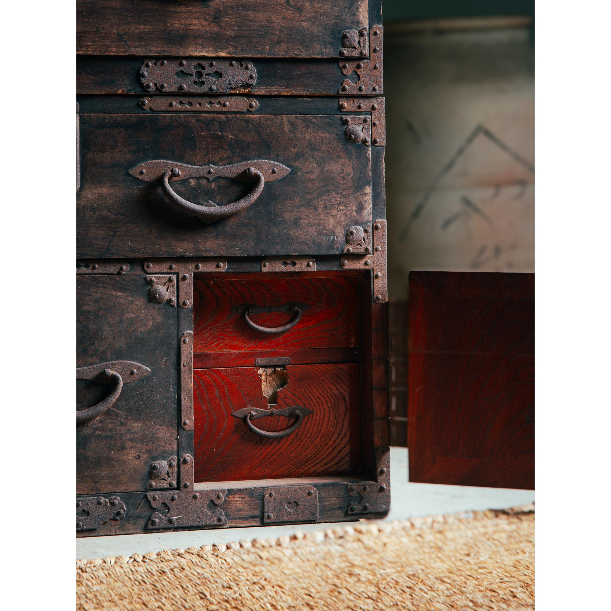 Cassettiera antica giapponese di epoca Meiji del 19° secolo keyaki tansu wabi sabi urushi 6