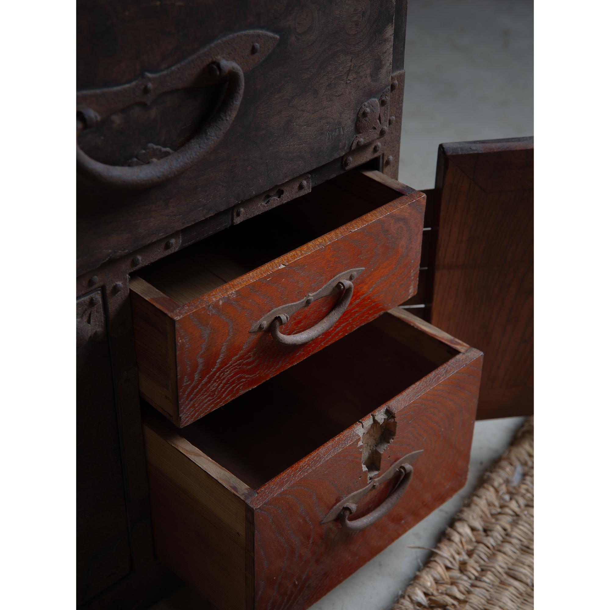Cassettiera antica giapponese di epoca Meiji del 19° secolo keyaki tansu wabi sabi urushi 7