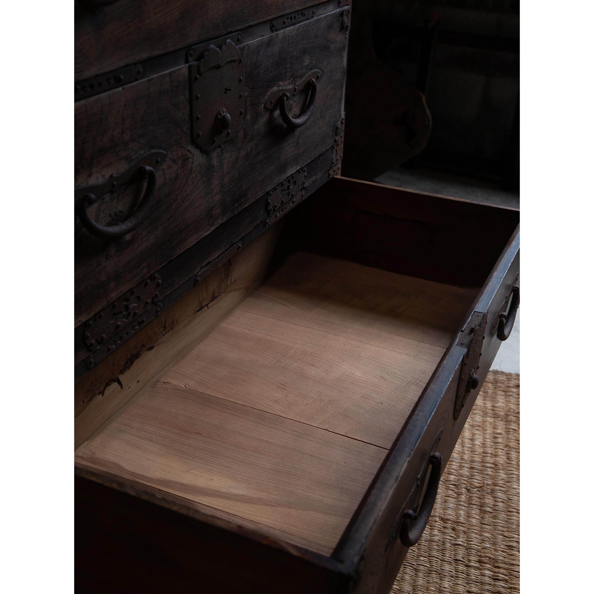 Cassettiera antica giapponese di epoca Meiji del 19° secolo keyaki tansu wabi sabi urushi 8