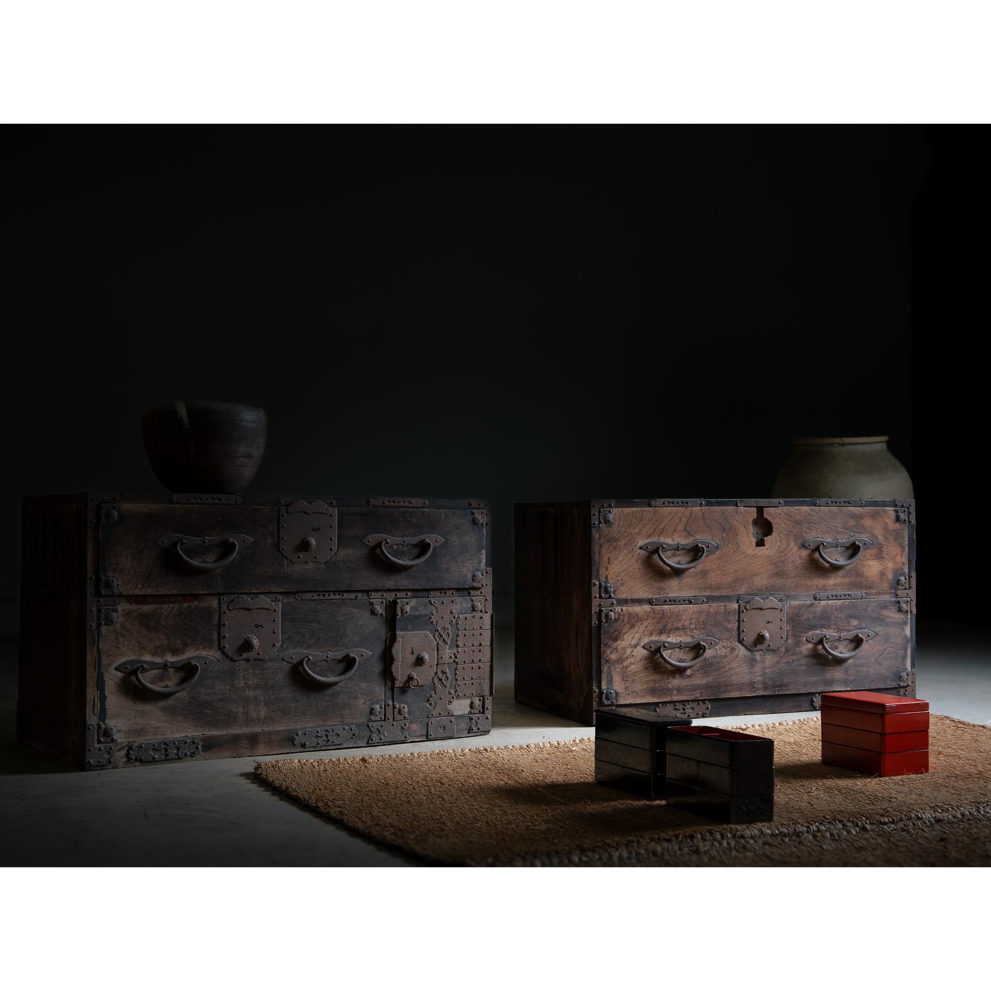 Prodotto del periodo Meiji (stima 1868-1912) - Isho tansu (cassettiera per abiti) a 2 piani, stile Kanto. Can può essere utilizzato separato in due. 
Utilizza generosamente la Zelkova fine (Keyaki Elm) per aumentare la capacità di