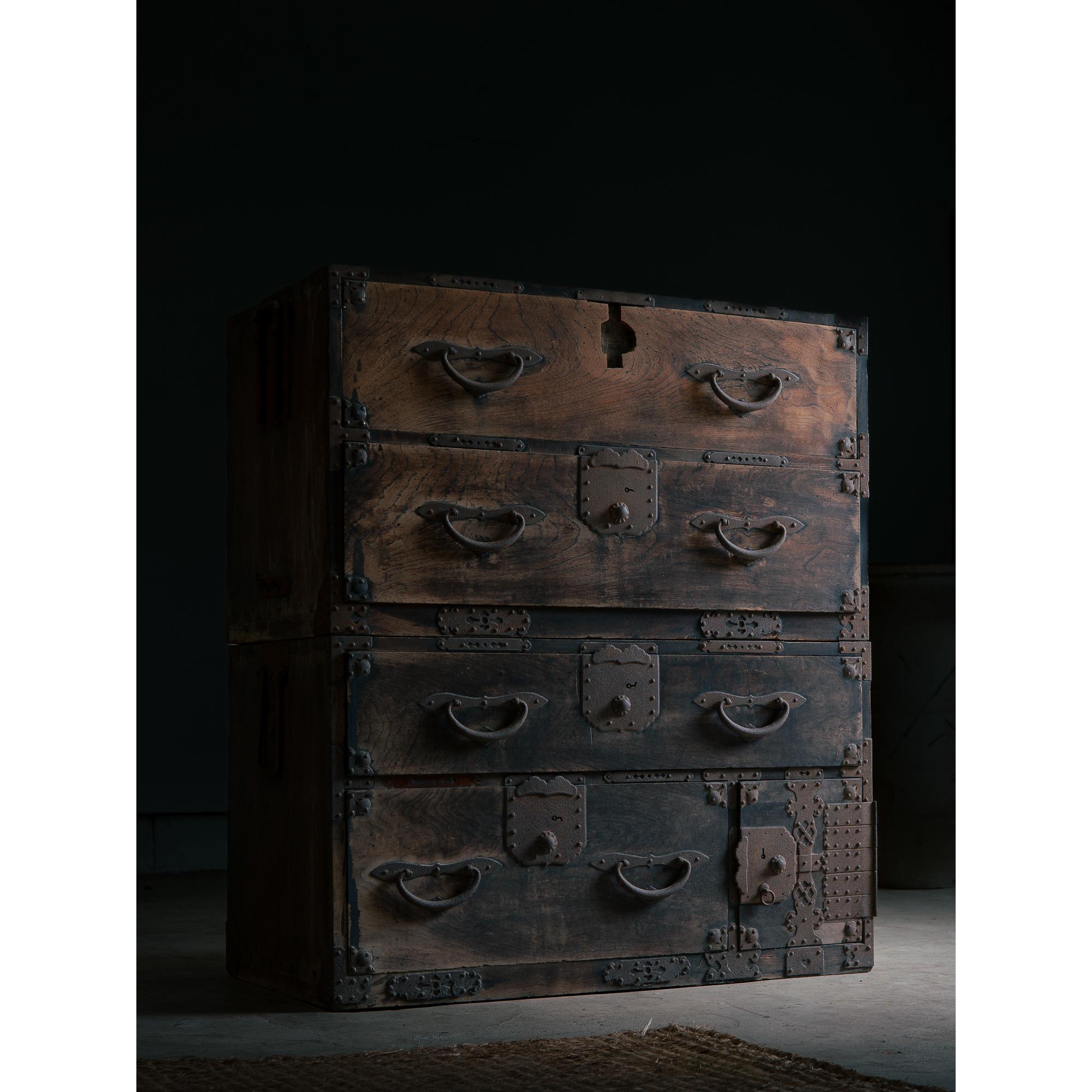 Laccato Cassettiera antica giapponese di epoca Meiji del 19° secolo keyaki tansu wabi sabi urushi