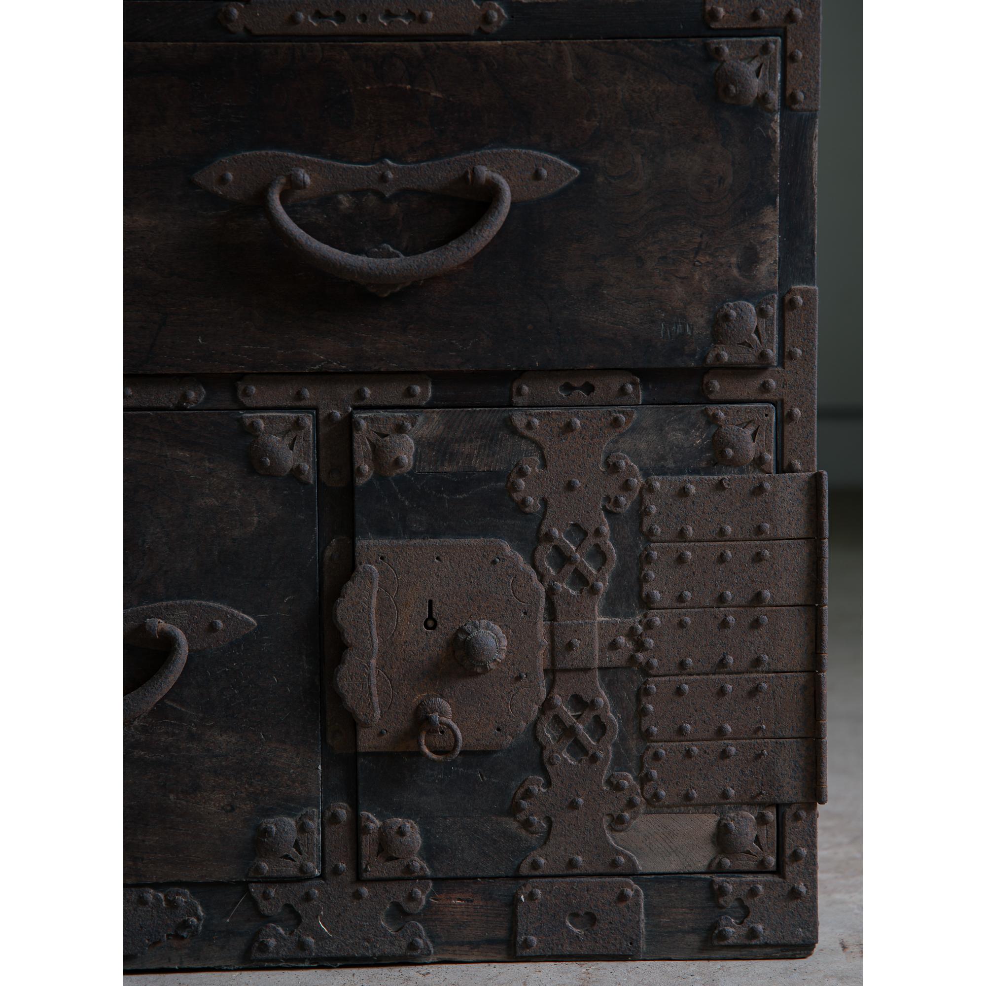 Cassettiera antica giapponese di epoca Meiji del 19° secolo keyaki tansu wabi sabi urushi In condizioni buone a 常陸大宮市, JP