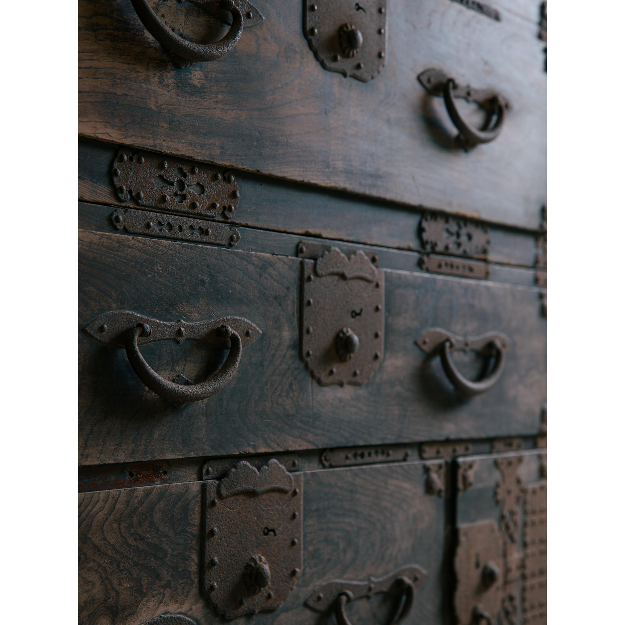 XIX secolo Cassettiera antica giapponese di epoca Meiji del 19° secolo keyaki tansu wabi sabi urushi