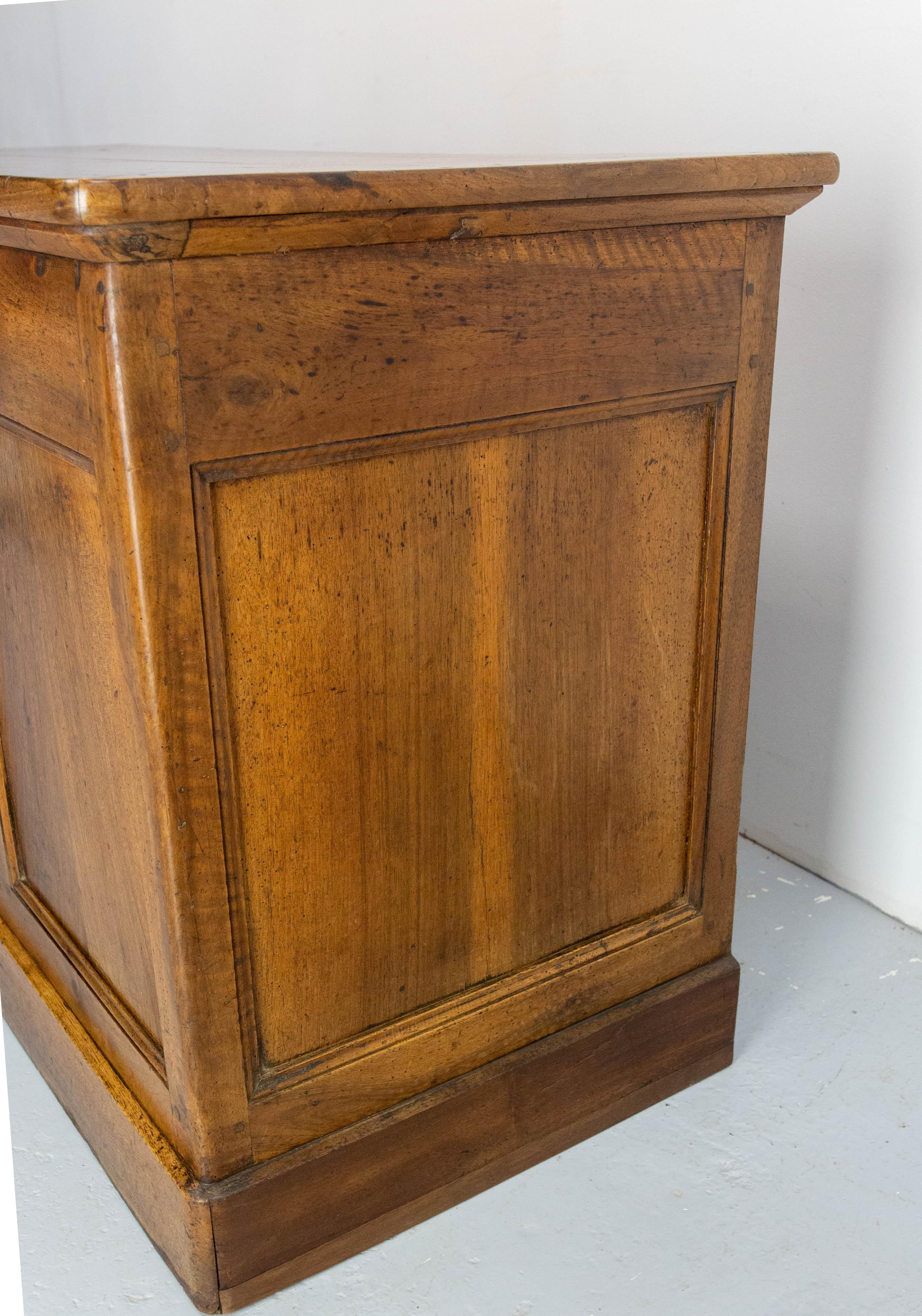 Ottone Scrivania o bancone da negozio in noce francese della metà del XIX secolo Meuble De Metier con cassetto per la cassa