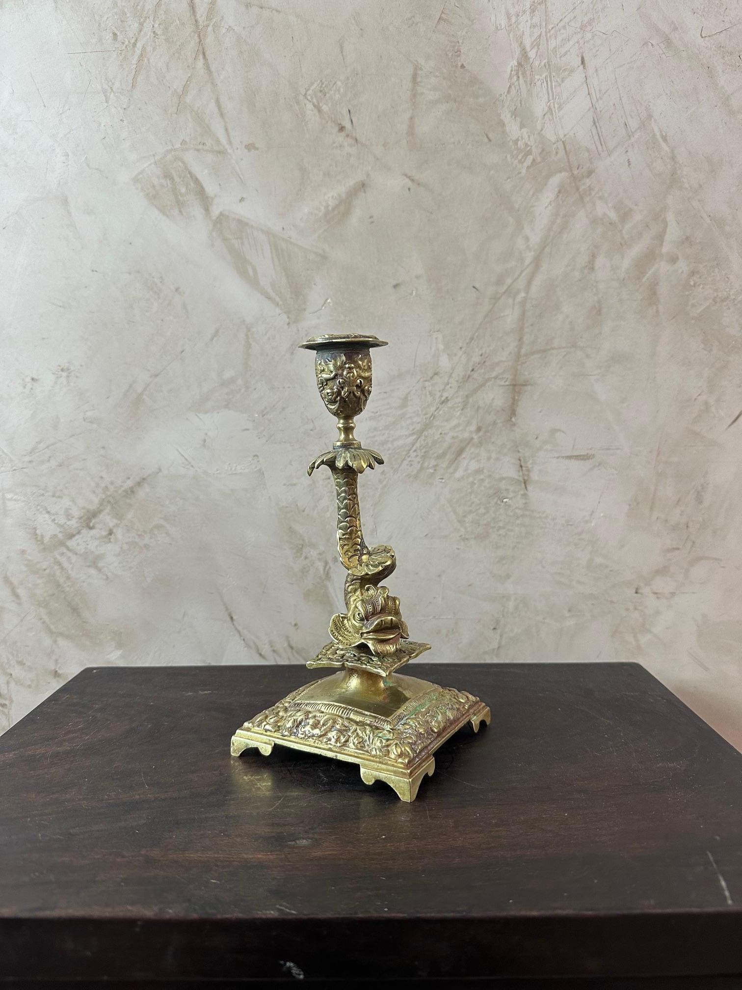 Bellissimo candeliere del periodo di Napoleone III in bronzo dorato che rappresenta un delfino. Qualità molto buona.