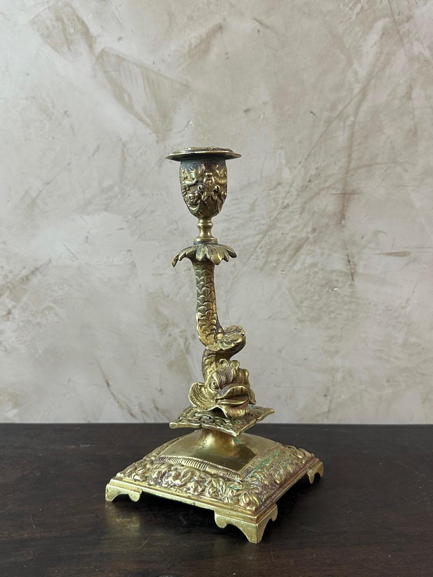 Francese Candeliere in bronzo Napoleone III del XIX secolo con delfino in vendita