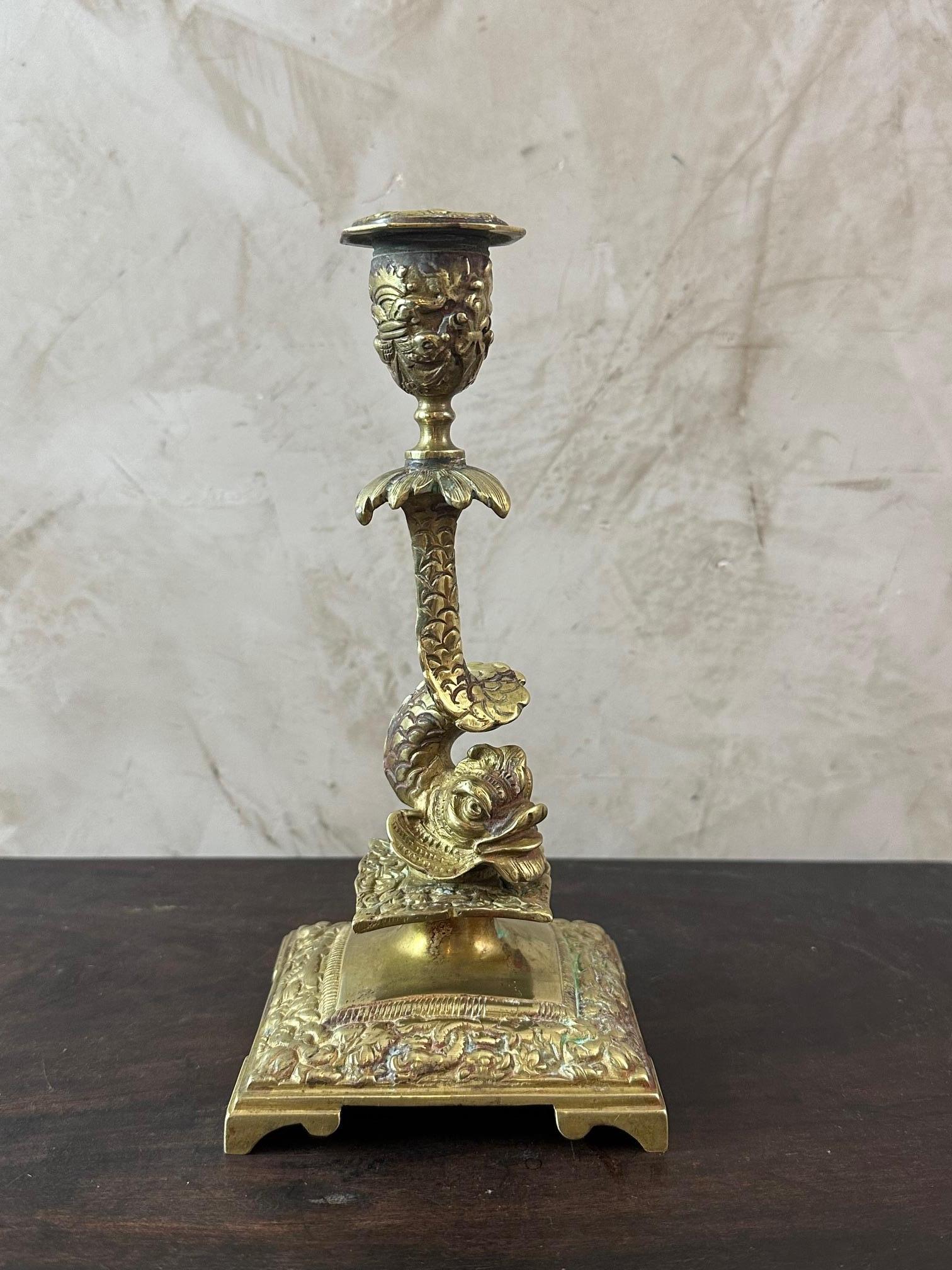 Candeliere in bronzo Napoleone III del XIX secolo con delfino In condizioni buone in vendita a LEGNY, FR