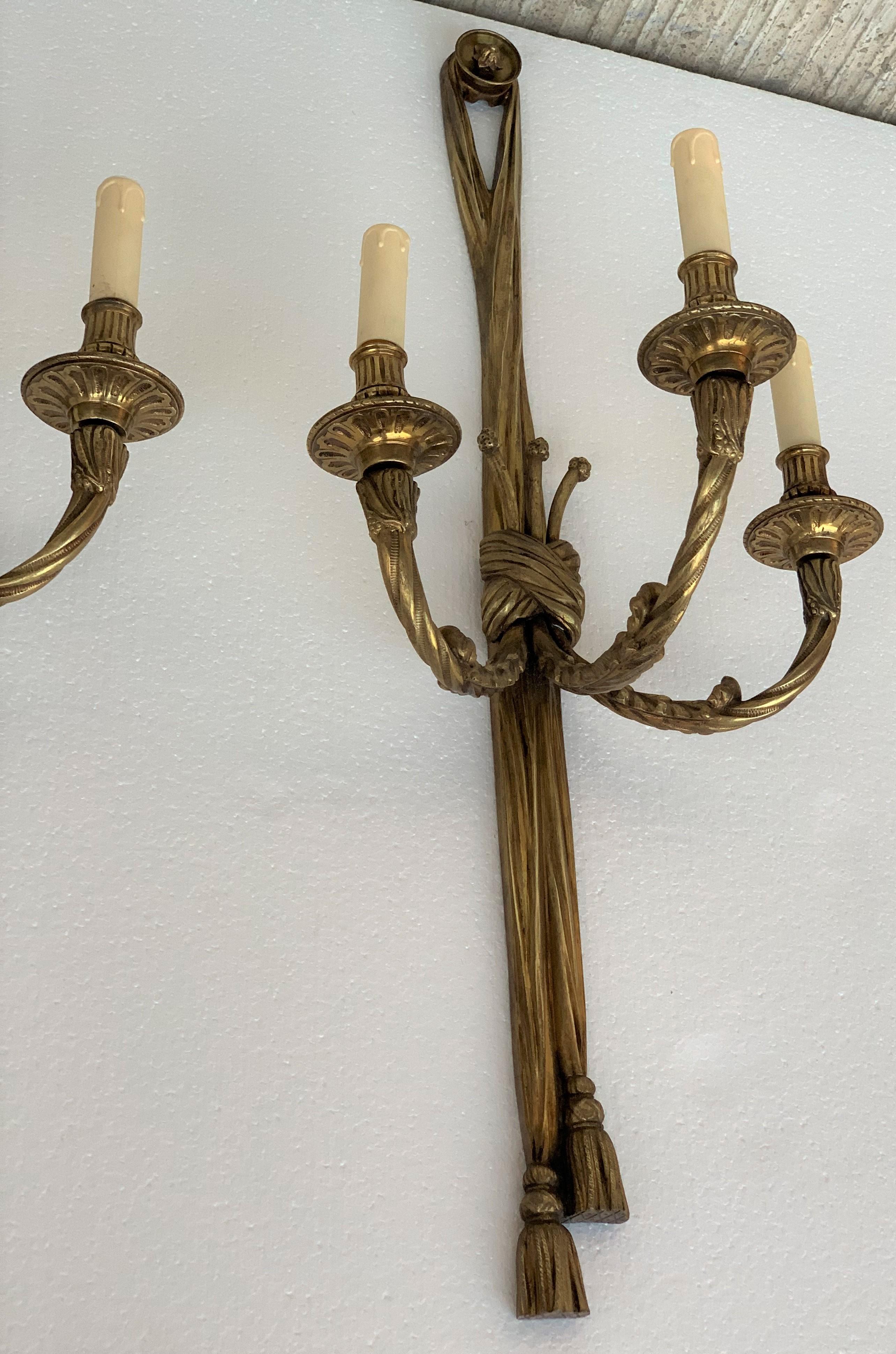 19th Century Neoclassic Italian Gilt Bronze Sconces with Three Lamps im Zustand „Gut“ in Miami, FL