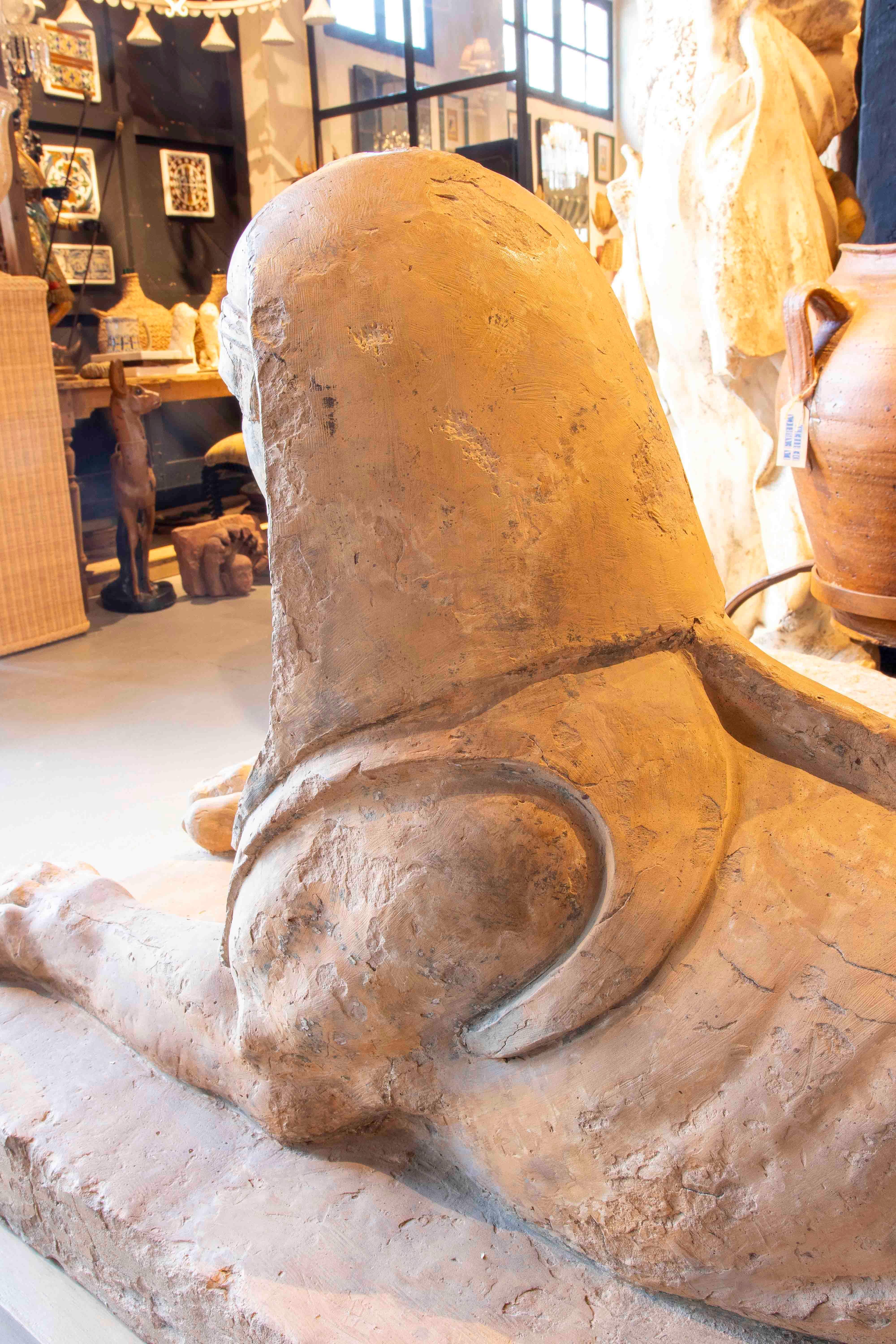 Sculpture de sphinx en terre cuite de style néoclassique du 19e siècle avec base en marbre en vente 4
