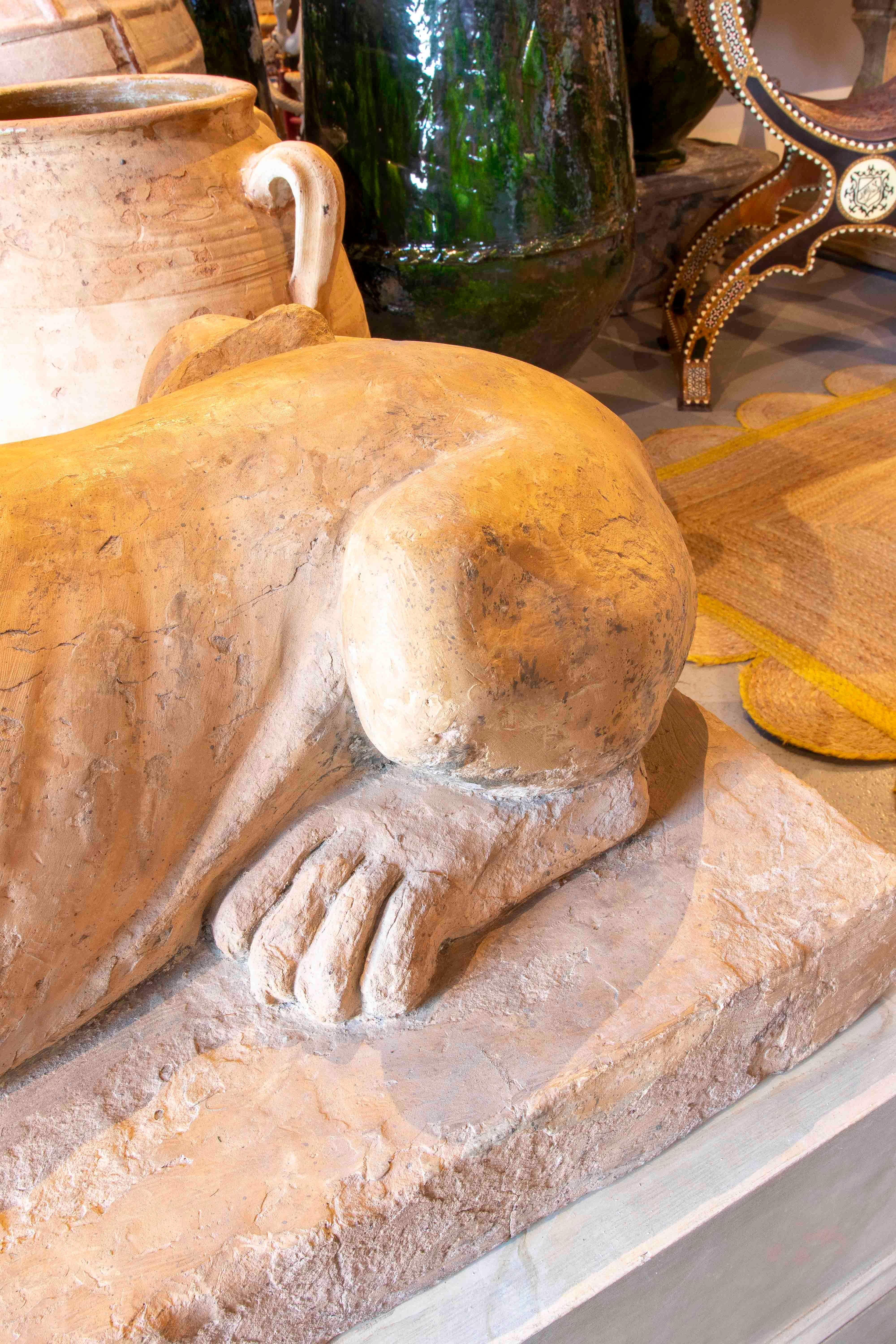Sculpture de sphinx en terre cuite de style néoclassique du 19e siècle avec base en marbre en vente 5