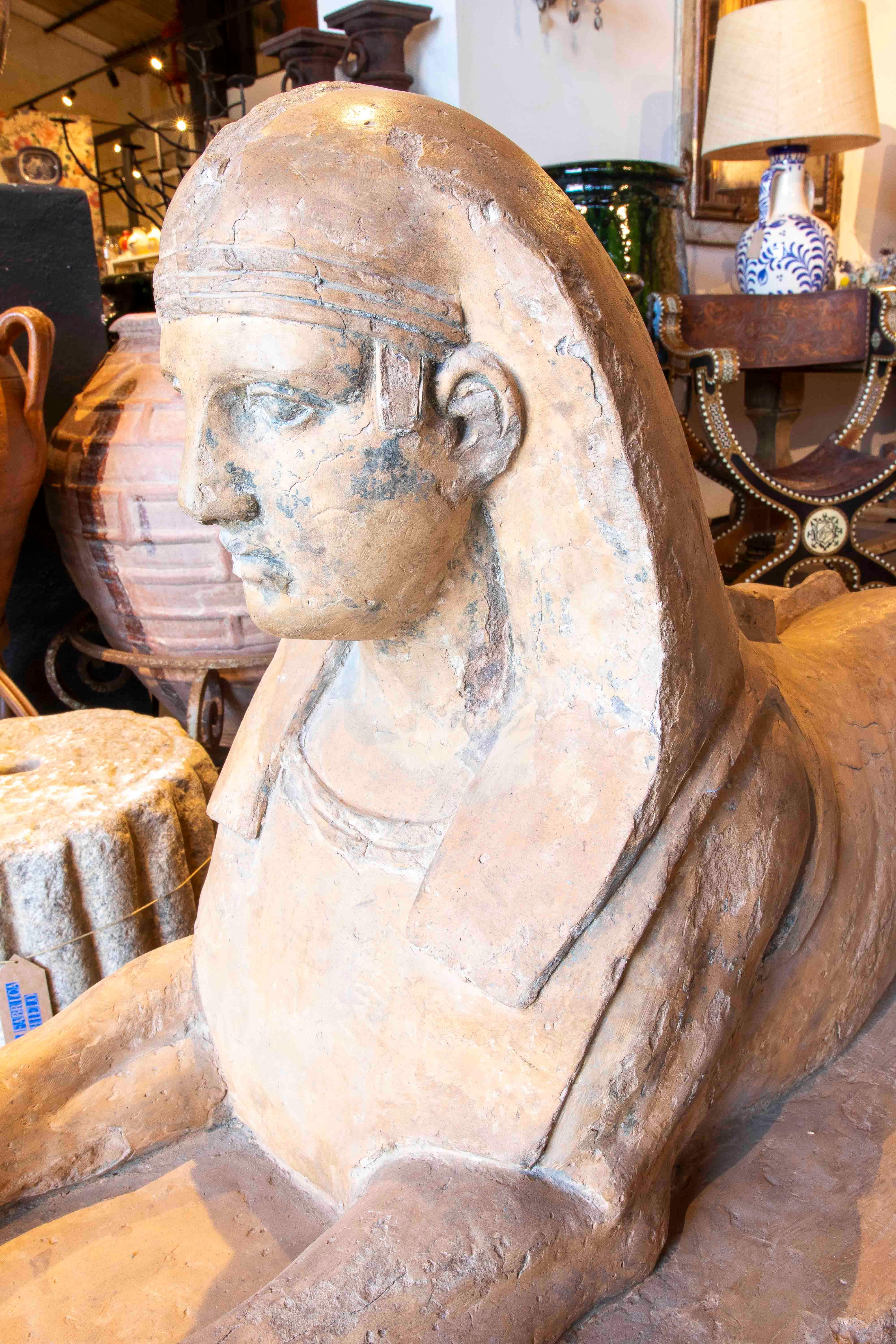 Sculpture de sphinx en terre cuite de style néoclassique du 19e siècle avec base en marbre en vente 7