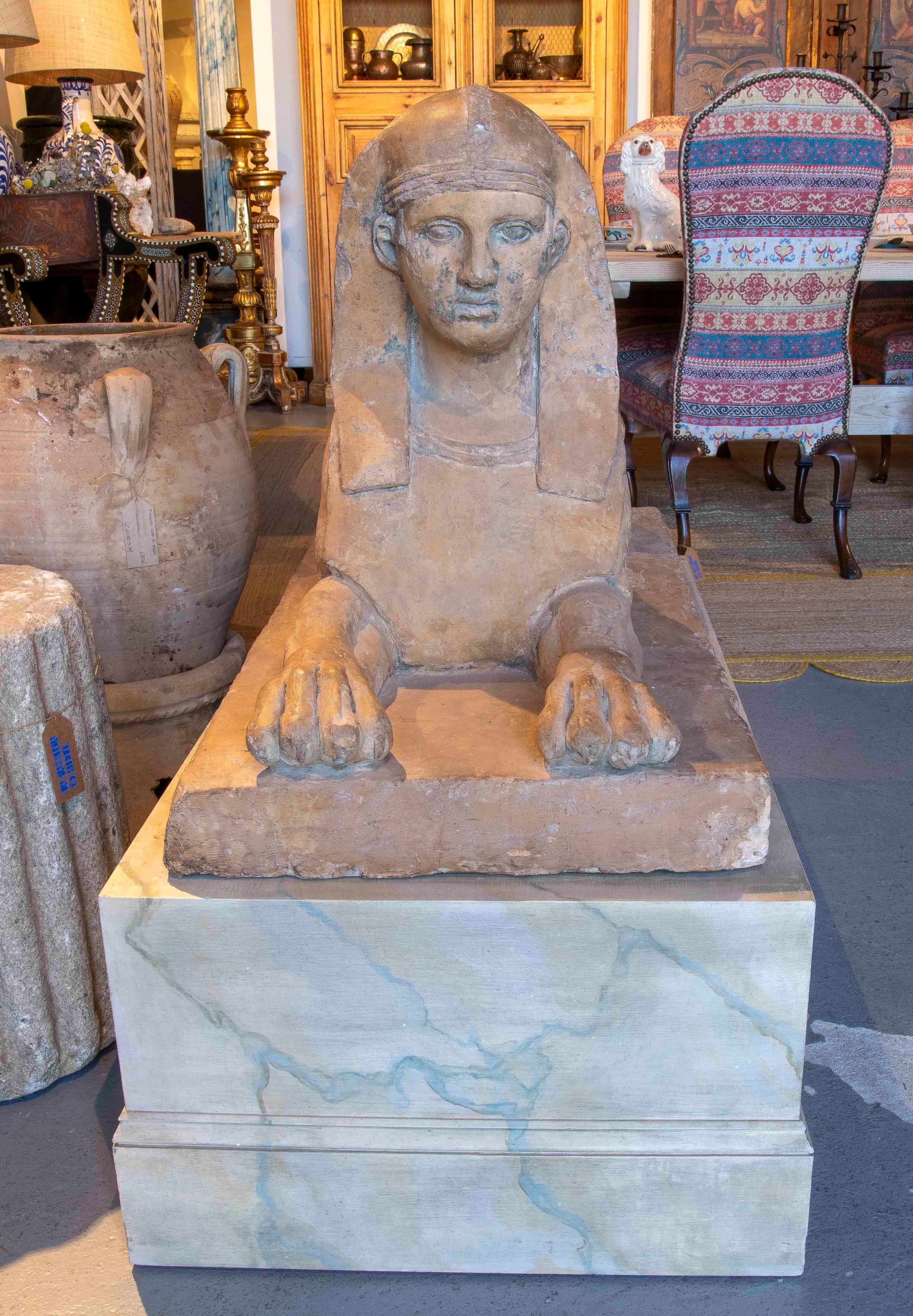 Anglais Sculpture de sphinx en terre cuite de style néoclassique du 19e siècle avec base en marbre en vente