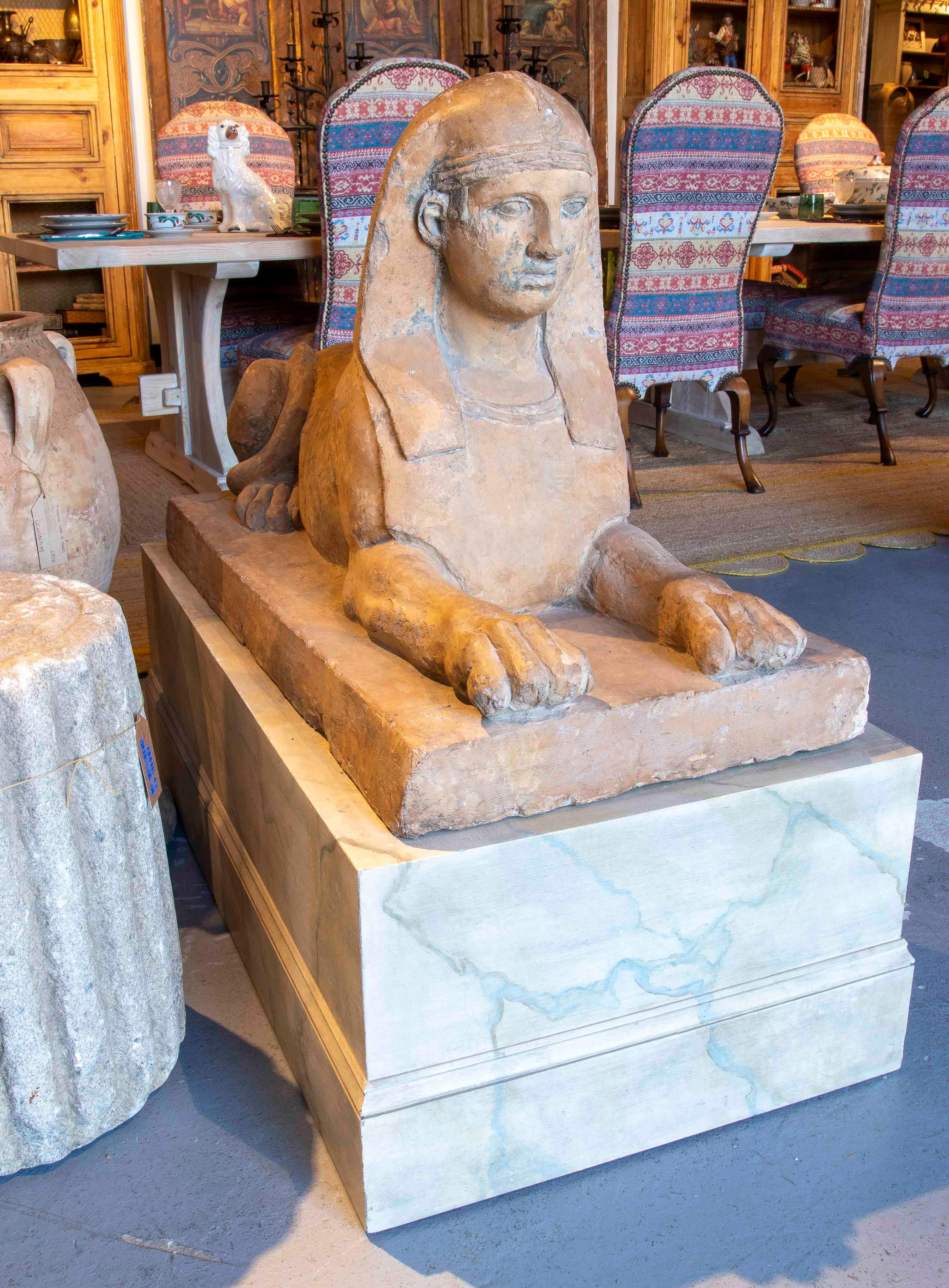 Sculpture de sphinx en terre cuite de style néoclassique du 19e siècle avec base en marbre Bon état - En vente à Marbella, ES