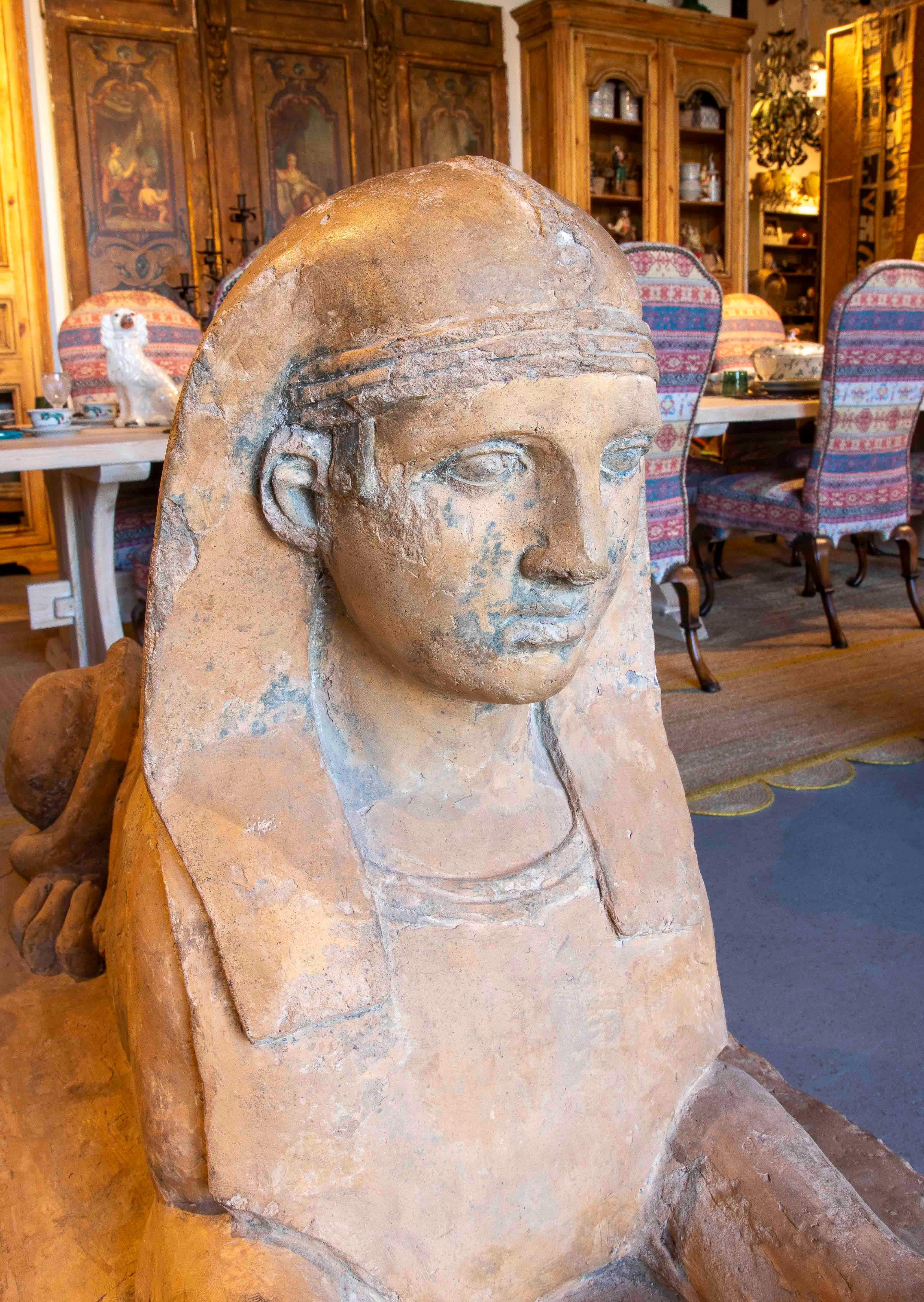 XIXe siècle Sculpture de sphinx en terre cuite de style néoclassique du 19e siècle avec base en marbre en vente