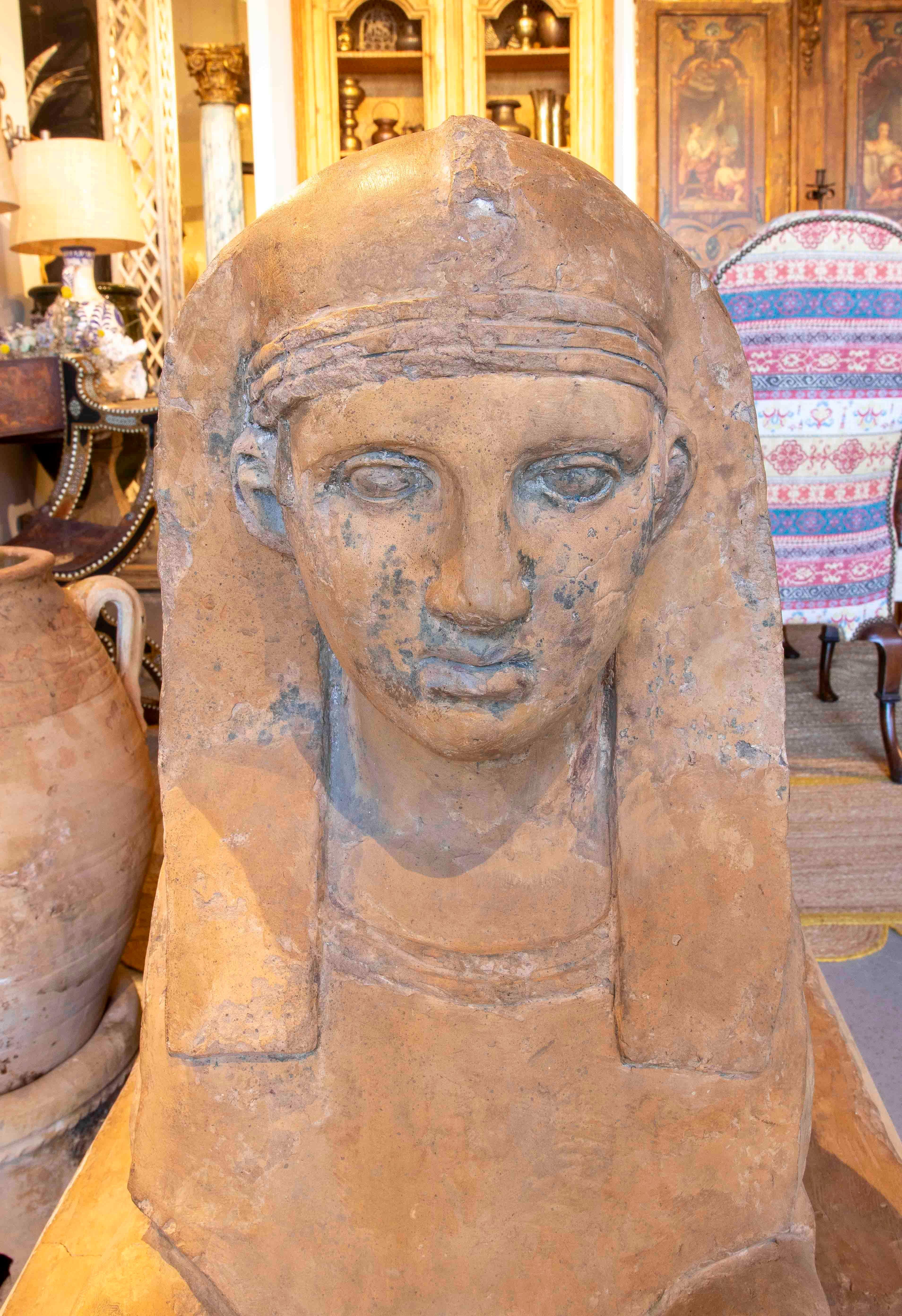 Terre cuite Sculpture de sphinx en terre cuite de style néoclassique du 19e siècle avec base en marbre en vente