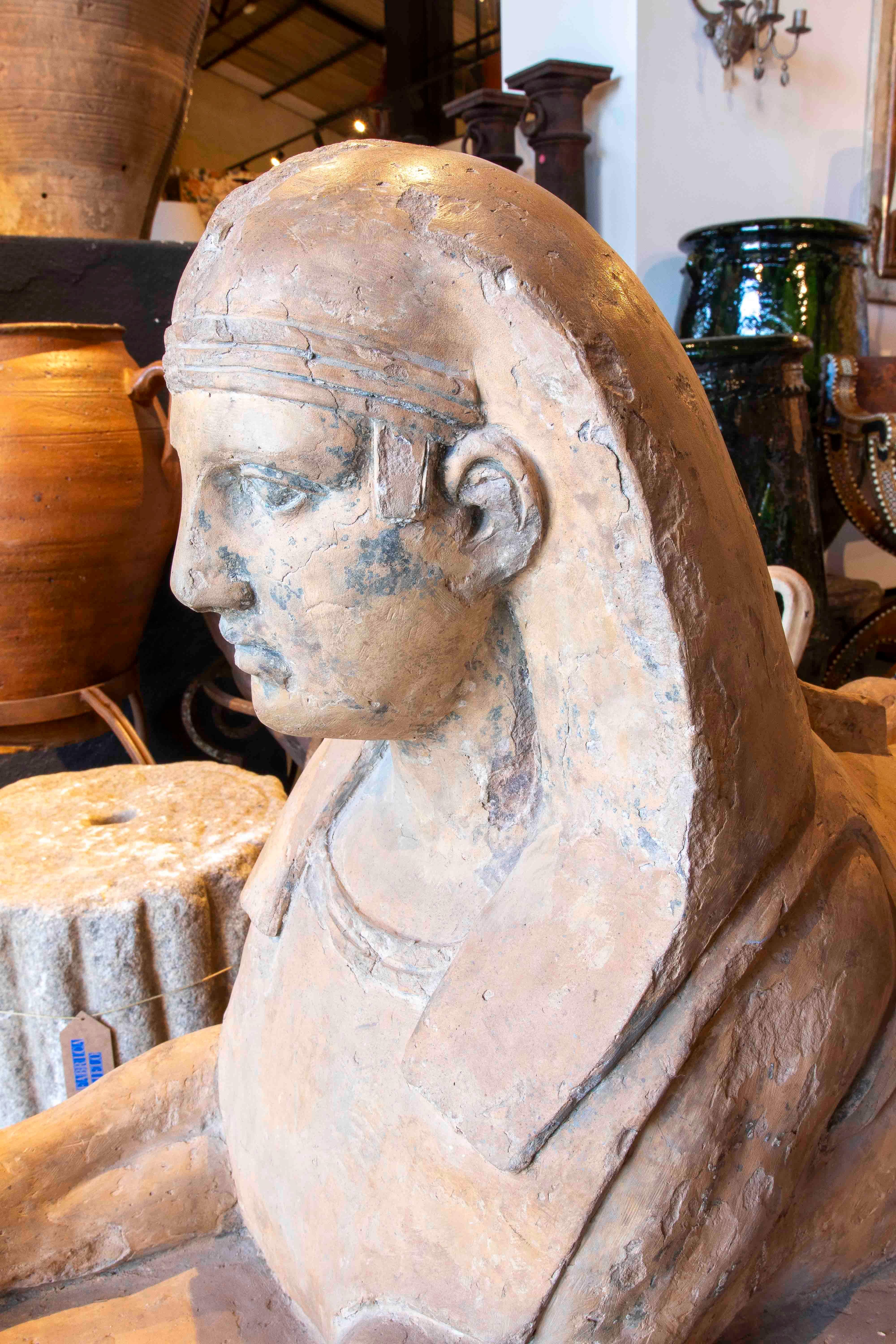 Sculpture de sphinx en terre cuite de style néoclassique du 19e siècle avec base en marbre en vente 1