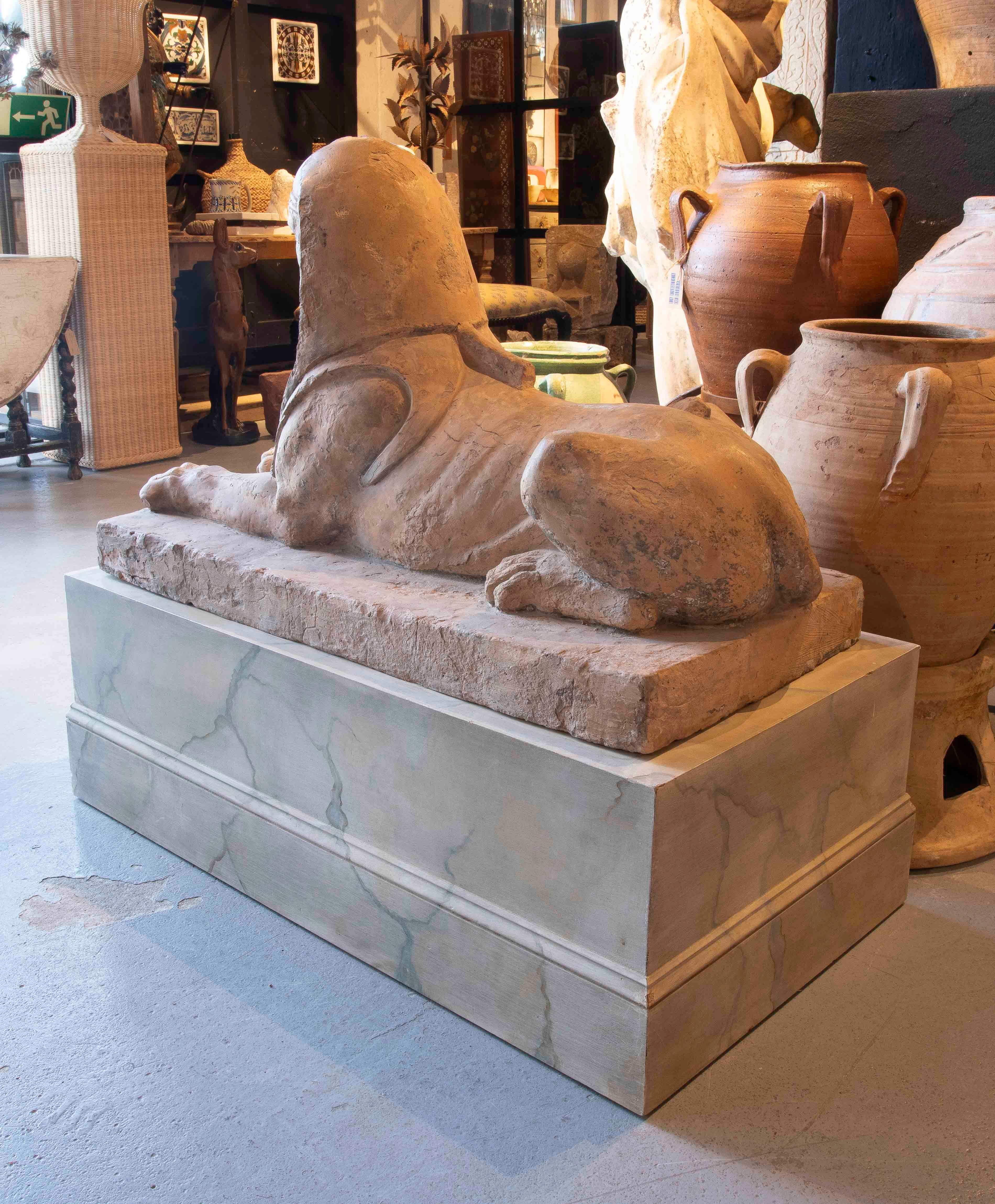 Sculpture de sphinx en terre cuite de style néoclassique du 19e siècle avec base en marbre en vente 2
