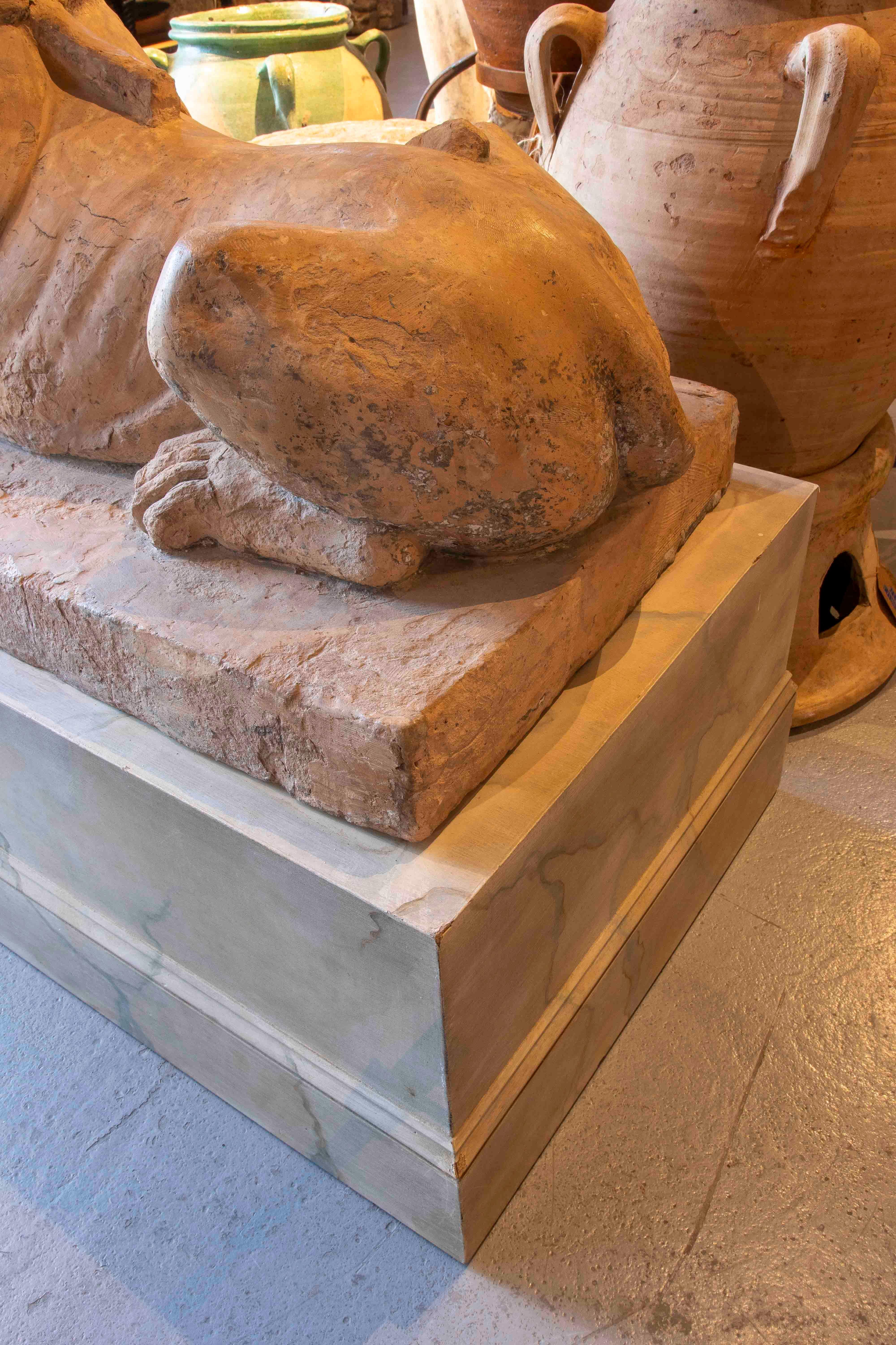 Sculpture de sphinx en terre cuite de style néoclassique du 19e siècle avec base en marbre en vente 3