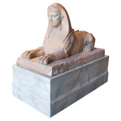 Sculpture de sphinx en terre cuite de style néoclassique du 19e siècle avec base en marbre