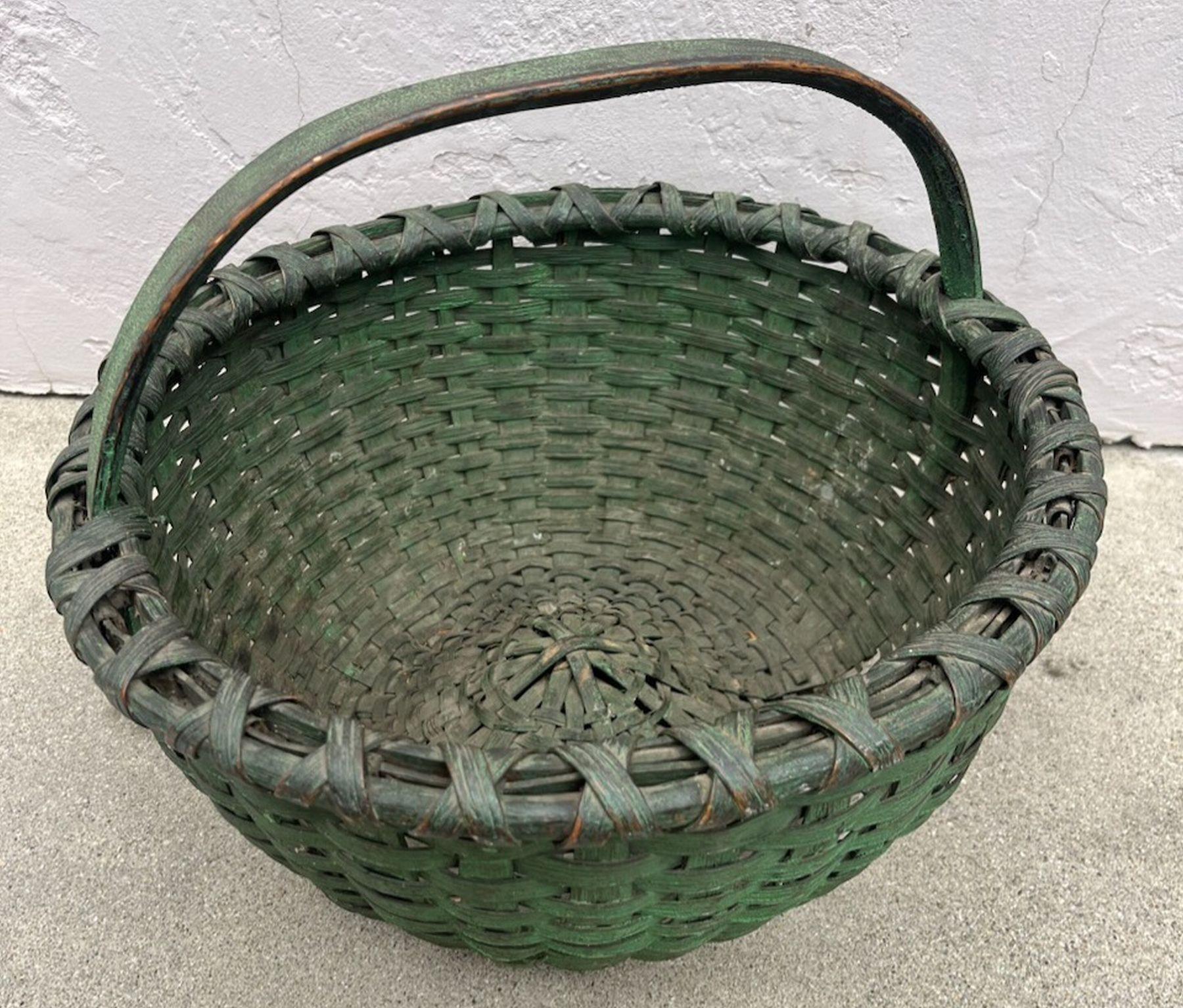 Cesto originale fatto a mano di colore verde pino con un'incredibile patina e superficie dipinta a crepe.Alcune rotture o perdite di cesto sulla base in basso a destra del cesto, ma in condizioni molto robuste.La base è ancora stretta e forte come