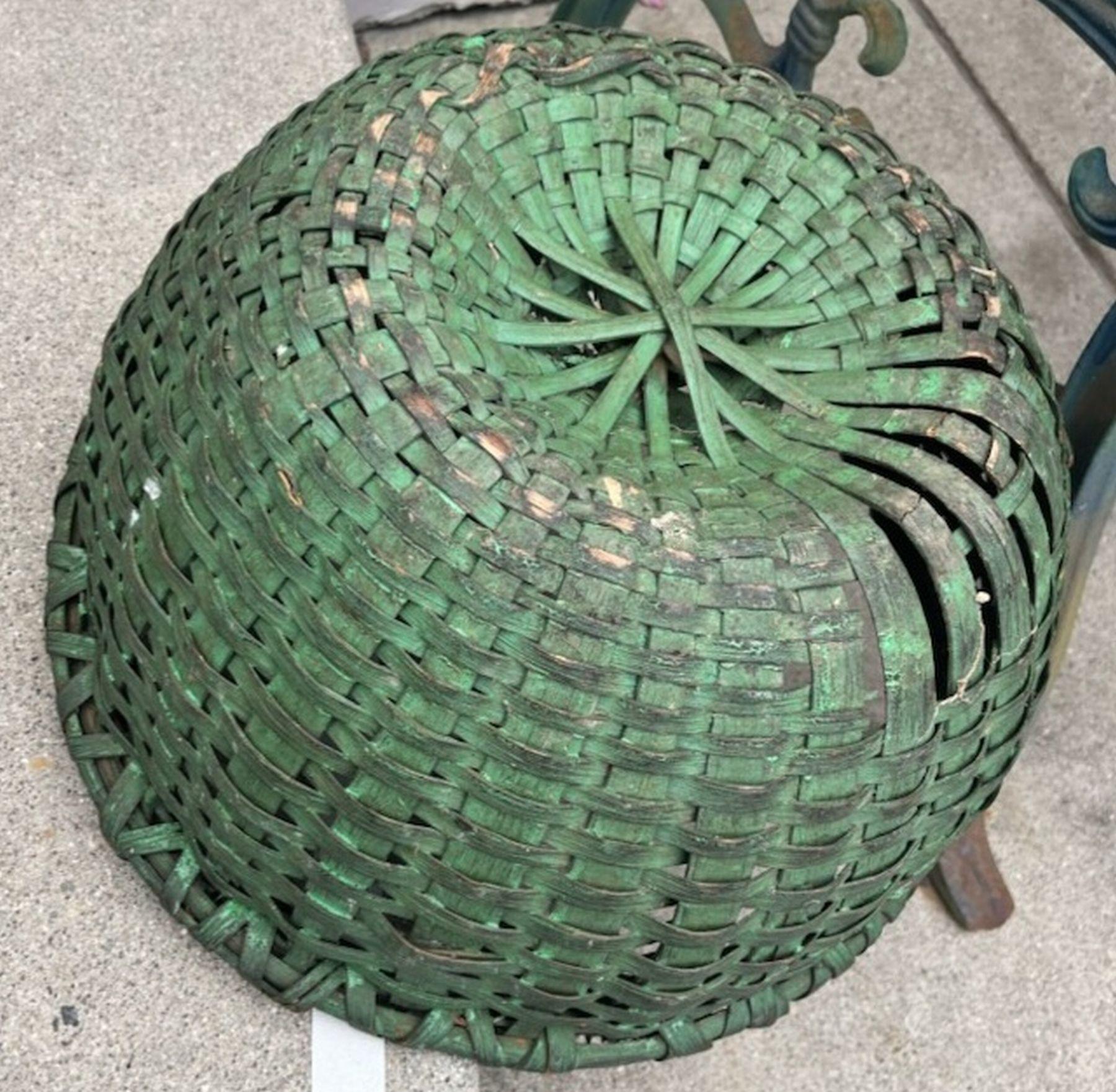 Fatto a mano 19° Originale  Cestino dipinto di verde in vendita