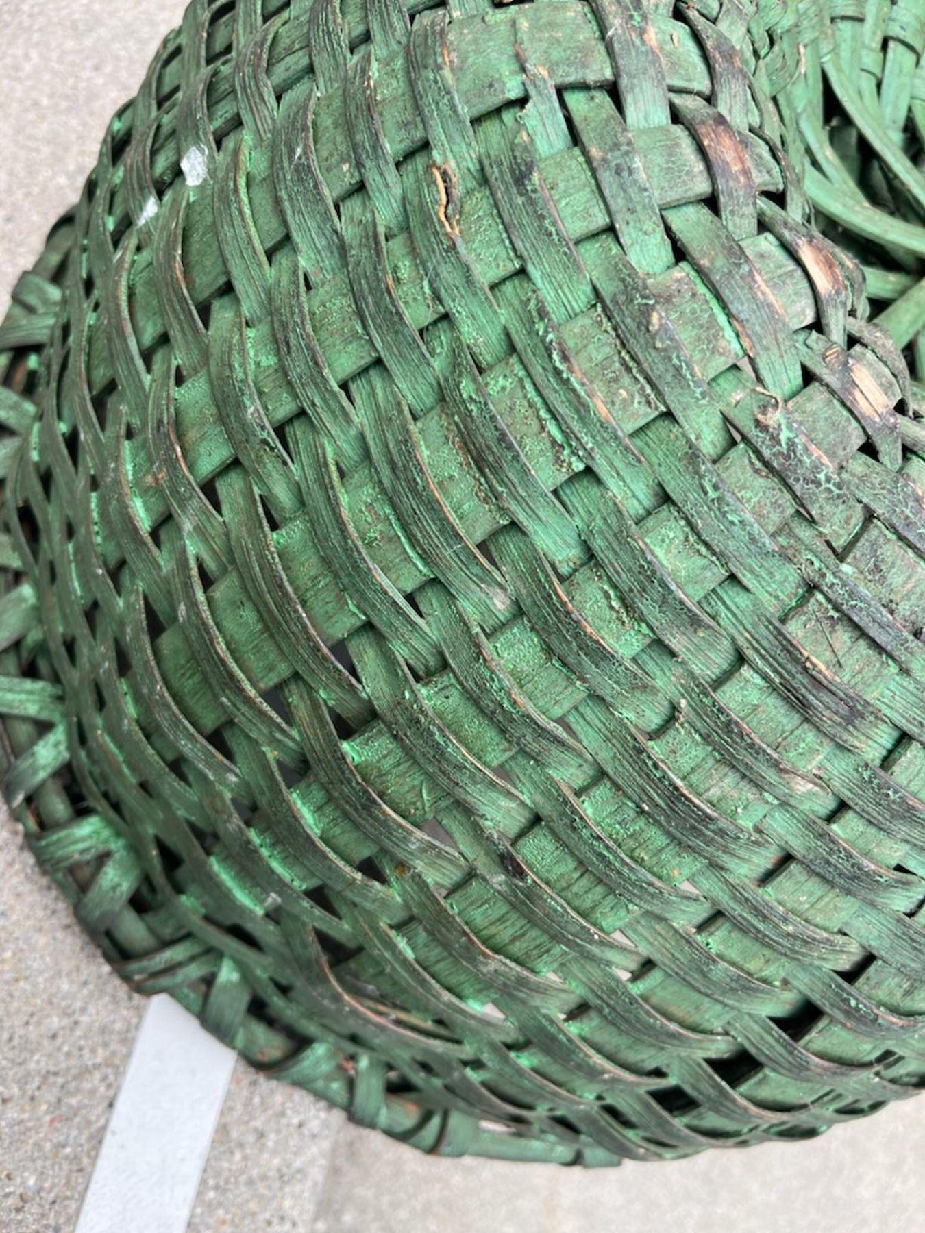 19° Originale  Cestino dipinto di verde In condizioni buone in vendita a Los Angeles, CA