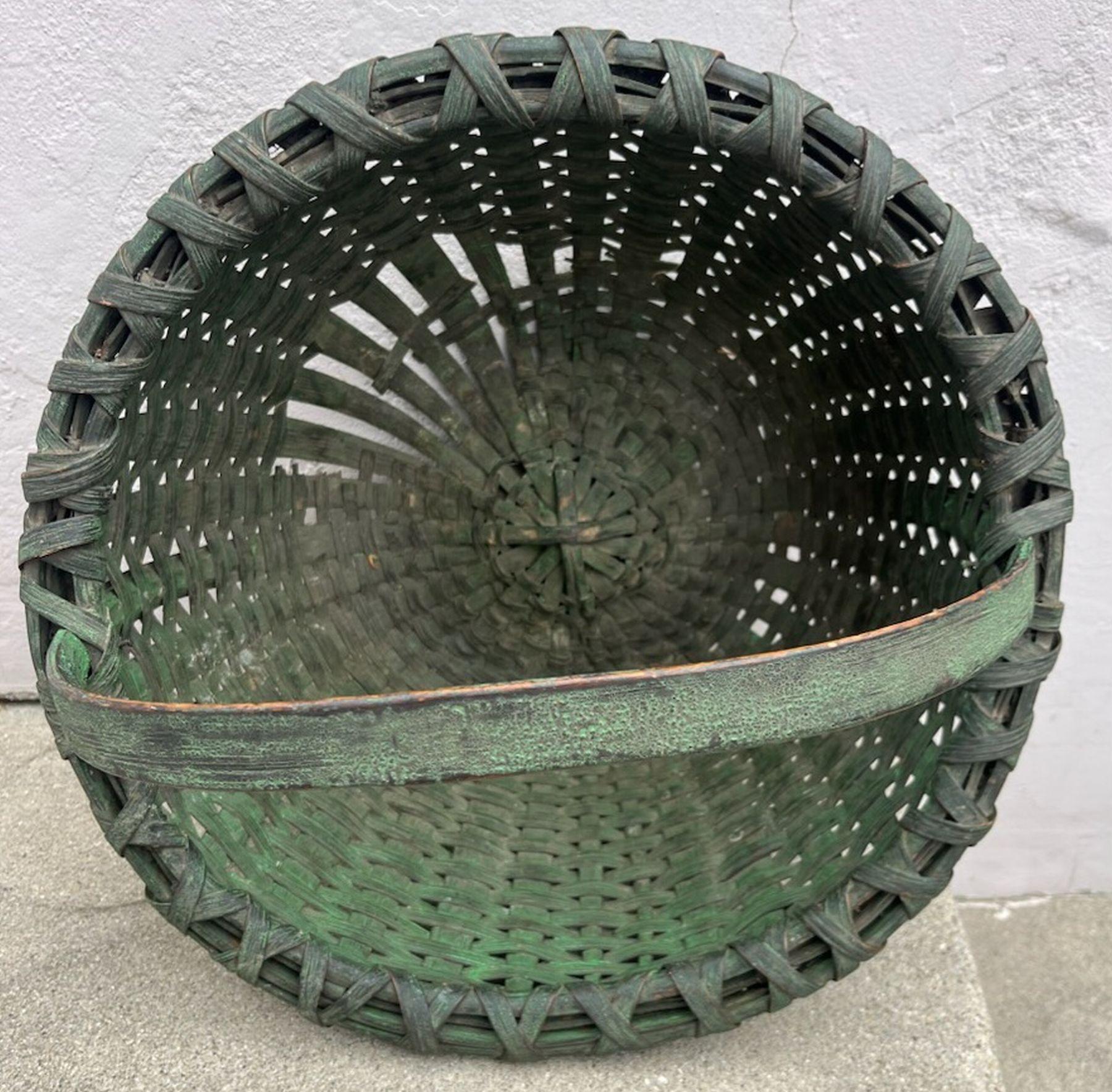 Legno 19° Originale  Cestino dipinto di verde in vendita