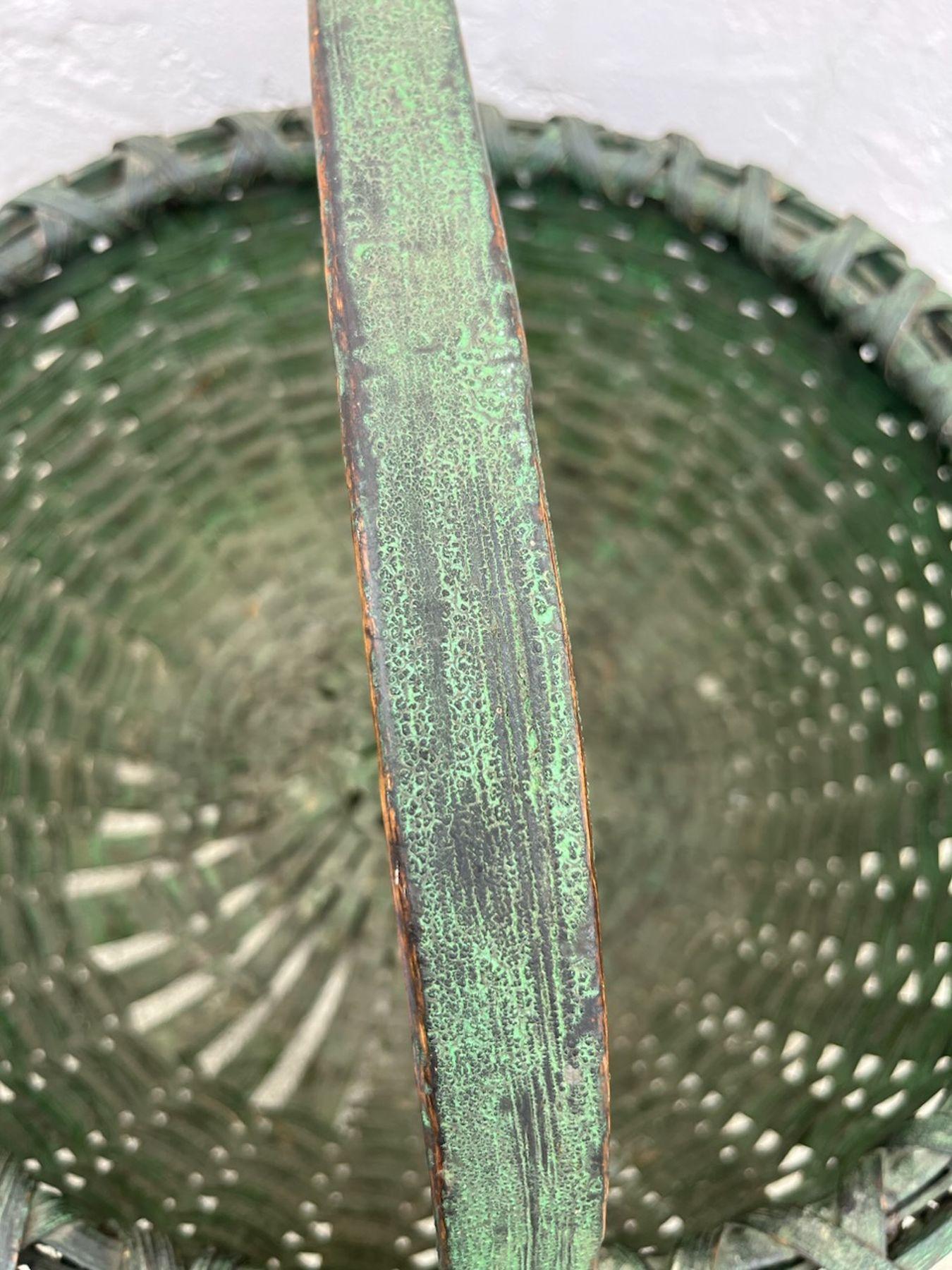 19° Originale  Cestino dipinto di verde in vendita 1