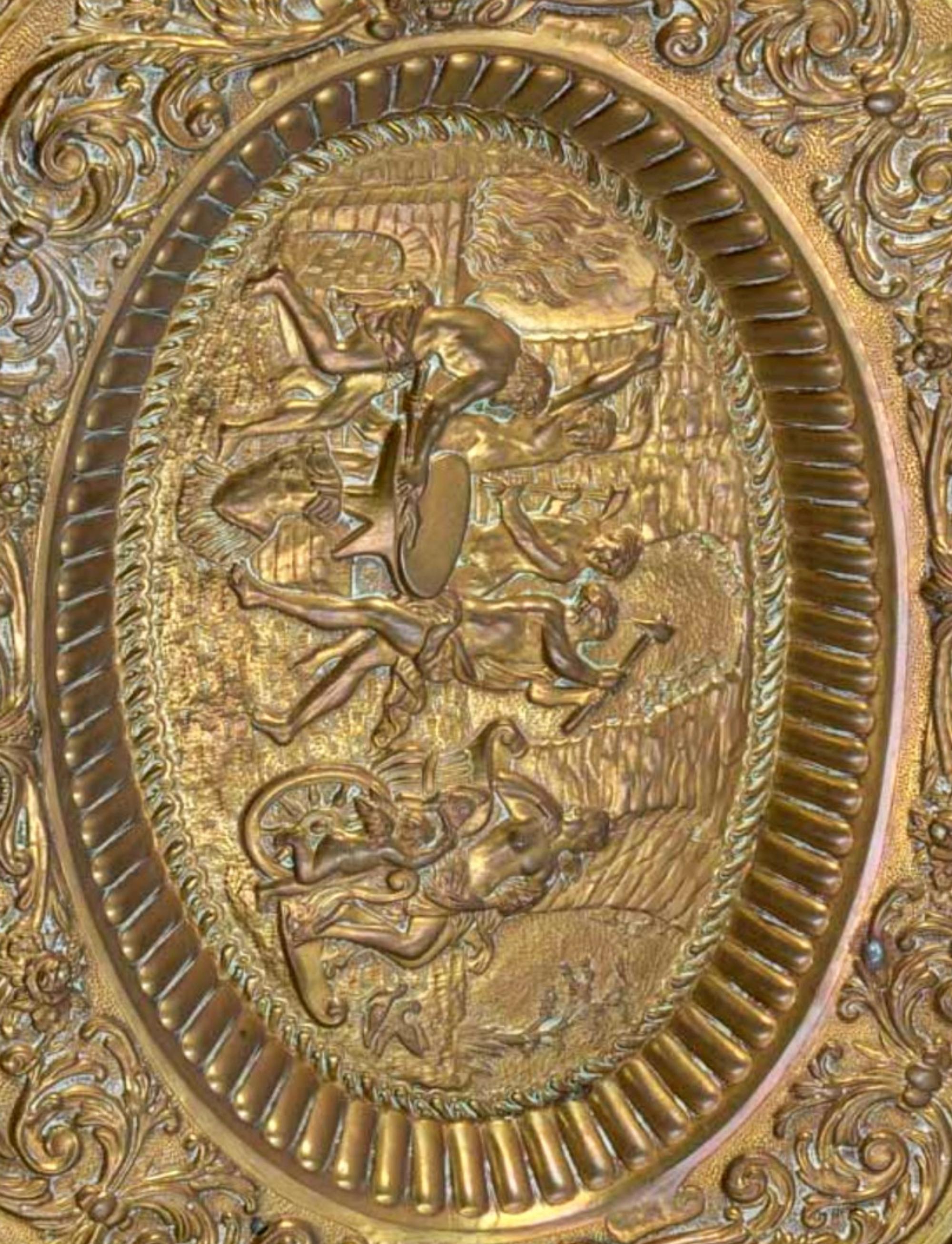 Italienischer OVAL-Apparat SALVER
19. Jahrhundert
Aus gelbem Metall, Reliefdekoration mit Pflanzenelementen und Masken, Medaillon 