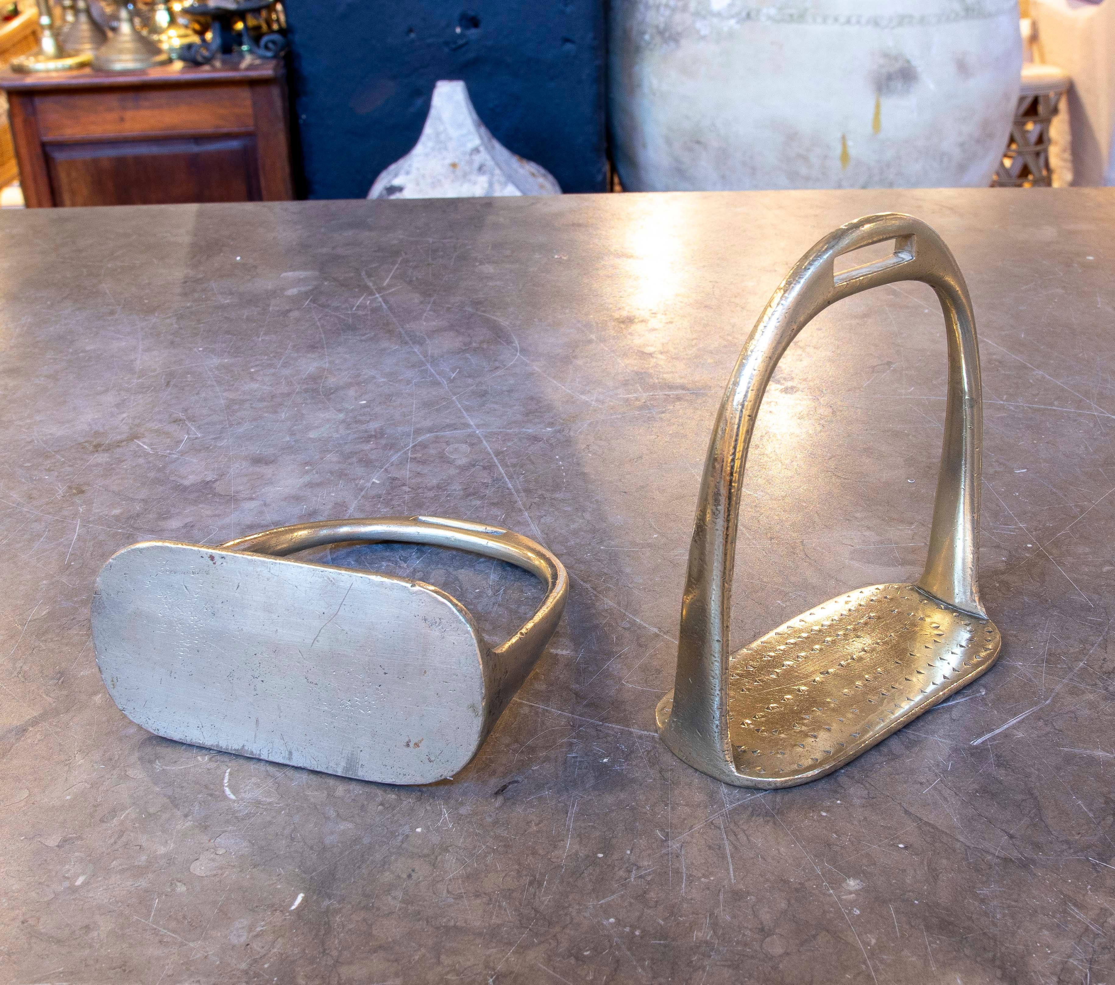 XIX Par de estribos de bronce de silla de montar de caballo en Bueno estado para la venta en Marbella, ES