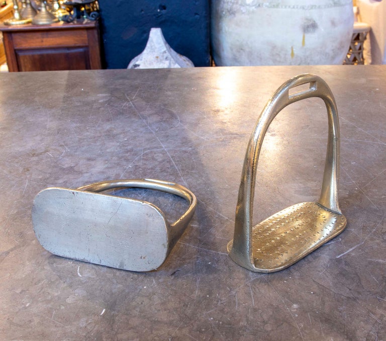 Paire d’étriers coque en fer et semelle en bois - Fanelli curiosités