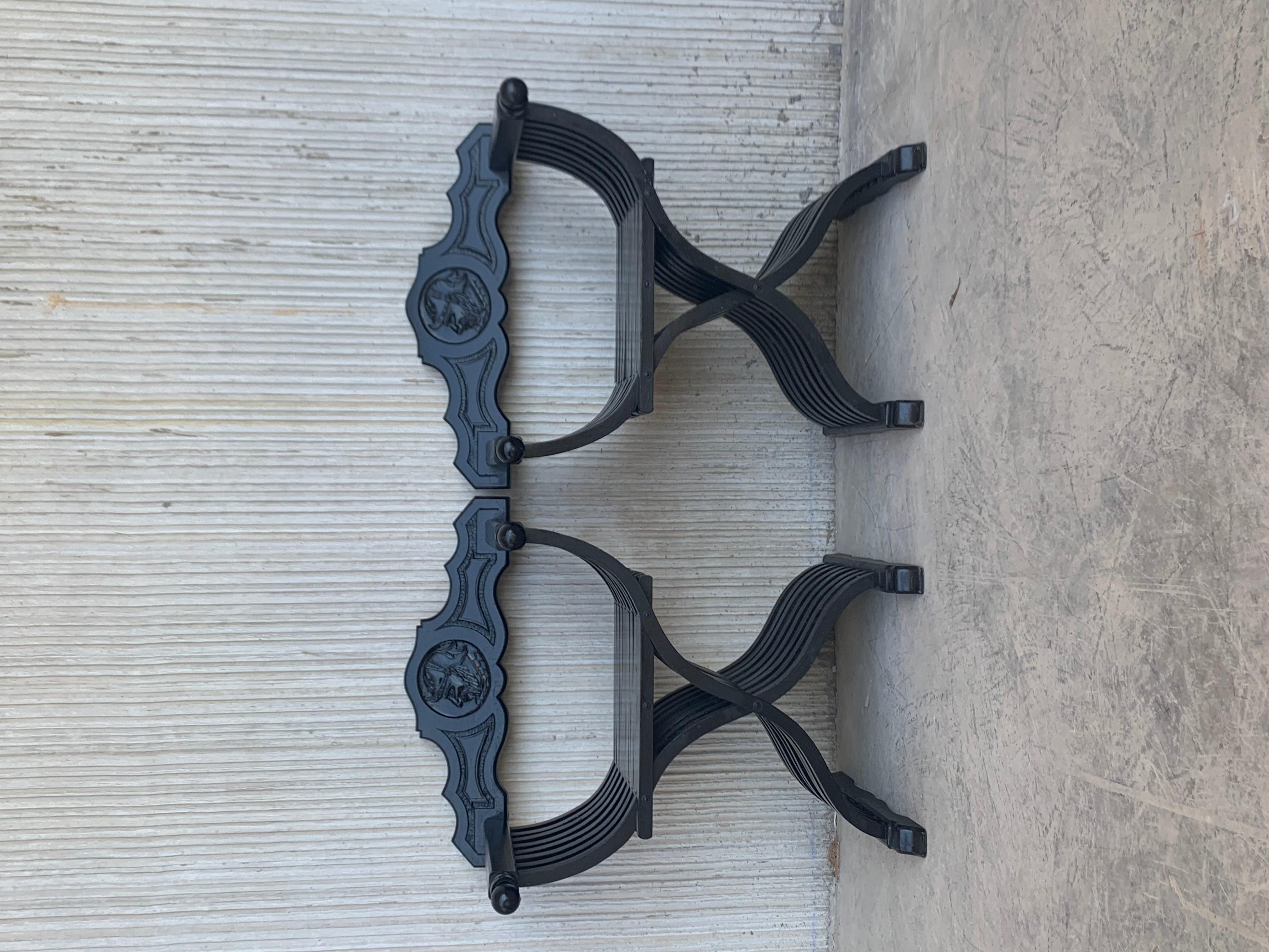 19th Century Pair of Carved Walnut Folding Scissors Savonarola Bench or Settle In Good Condition For Sale In Miami, FL